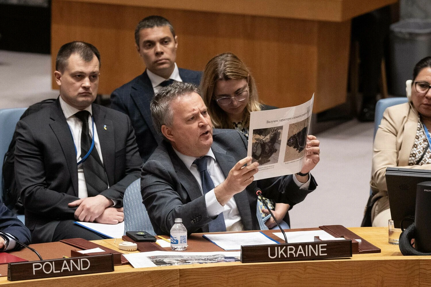Sergejus Kyslycia, Ukrainos ambasadorius JT, kalba laikydamas raketos, kuri pataikė į vaikų ligoninę Kyjive, liekanų nuotrauką per nepaprastąjį Saugumo Tarybos posėdį JT būstinėje Niujorke. Levo Radino (SIPA / „Scanpix“) nuotr.