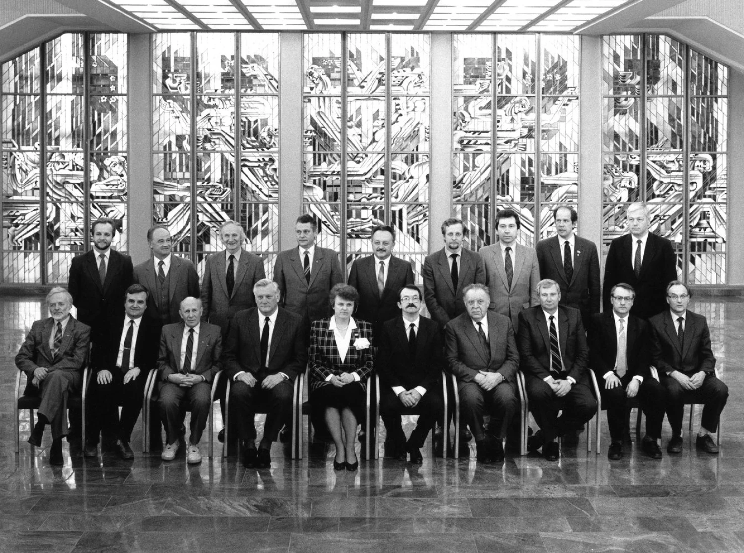 Pirmoji atkurtos nepriklausomos Lietuvos Vyriausybė po priesaikos. Nuotraukoje trūksta Dariaus Kuolio, kultūros ministro. 1990 m. balandis. V. Gulevičiaus, A. Sabaliausko/LCVA nuotr. 