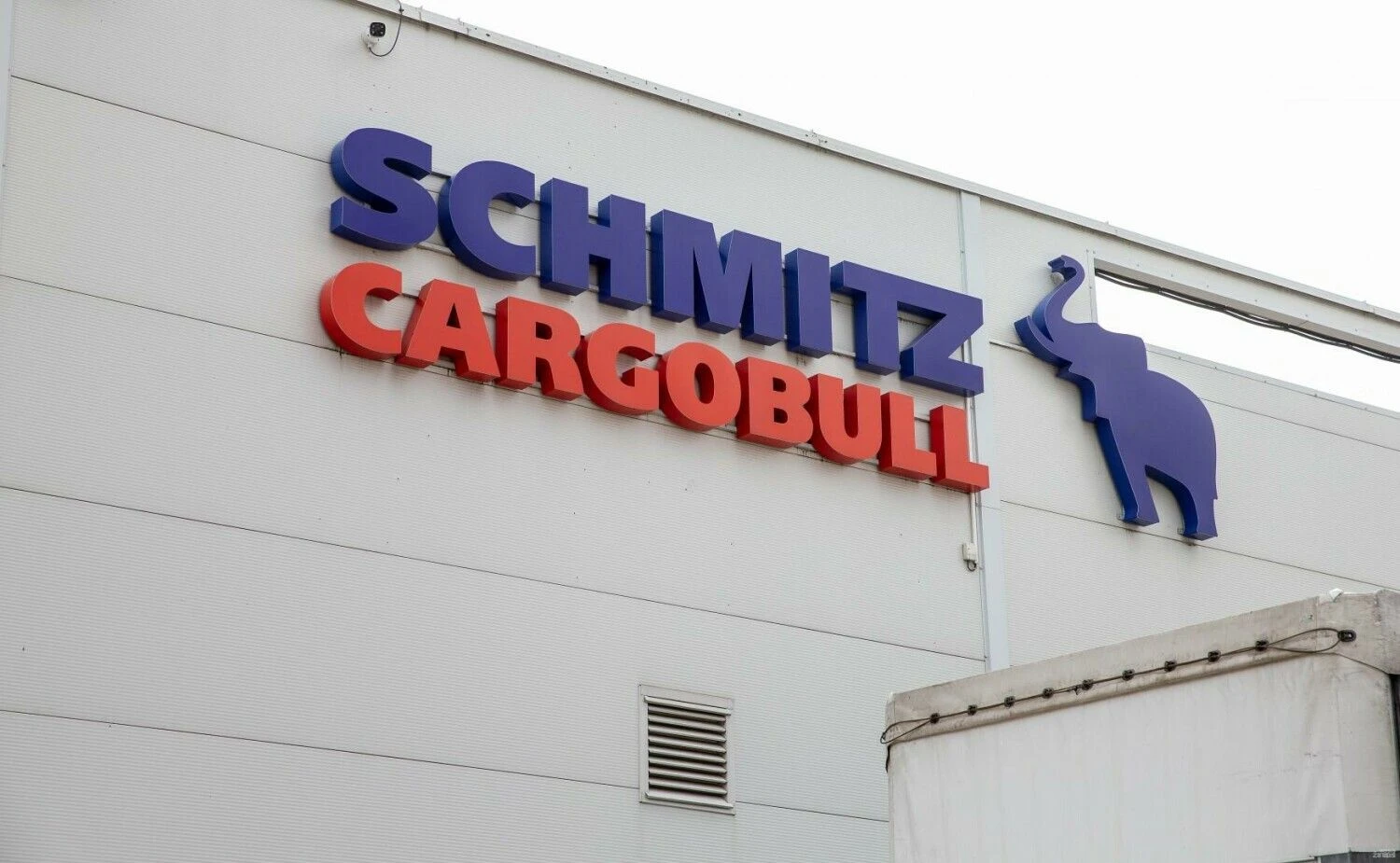 UAB „Schmitz Cargobull Baltic“ iškaba. Juditos Grigelytės (VŽ) nuotr.