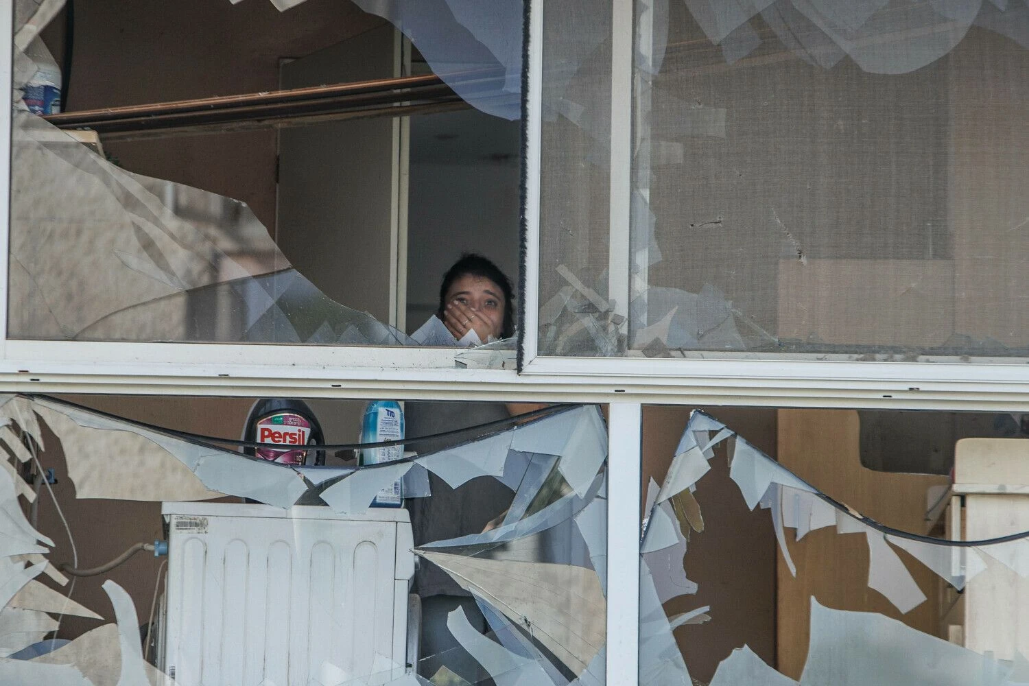 Moteris subombarduotame pastate Izraelyje („Chine nouvelle“ / SIPA / AFP) nuotr.