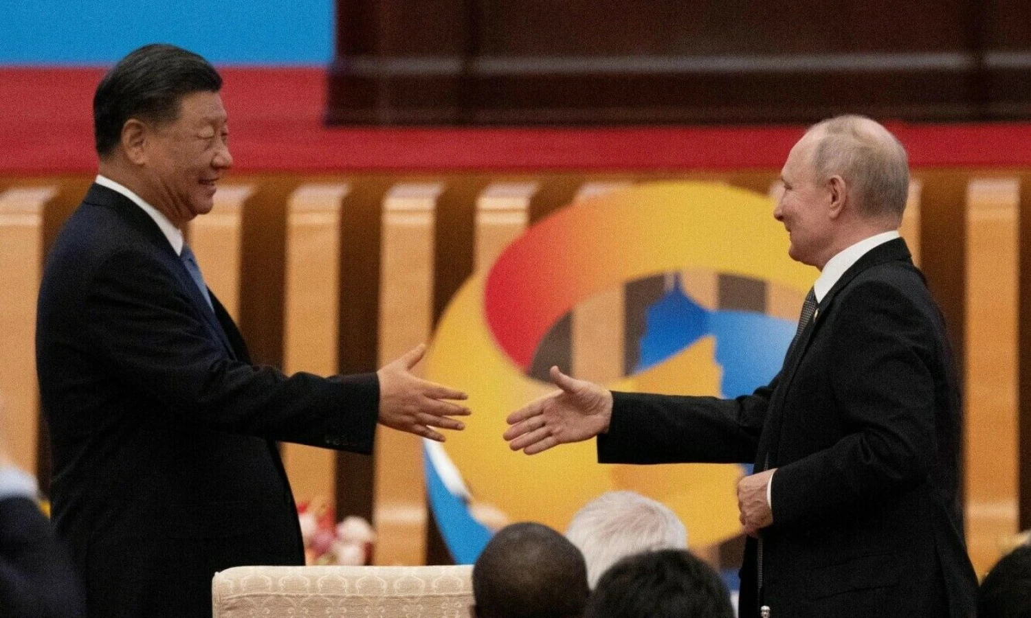 Kinijos prezidentas Xi Jinpingas ir karo nusikaltimais kaltinamas Rusijos diktatorius Vladimiras Putinas. Pedro Pardo (AFP / „Scanpix“) nuotr.