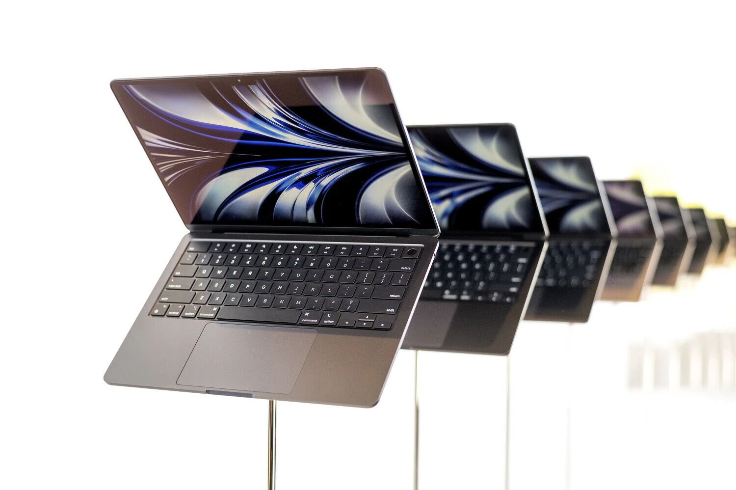 Nauji „MacBook Air“ kompiuteriai. Noaho Bergerio (AP / „Scanpix“) nuotr.