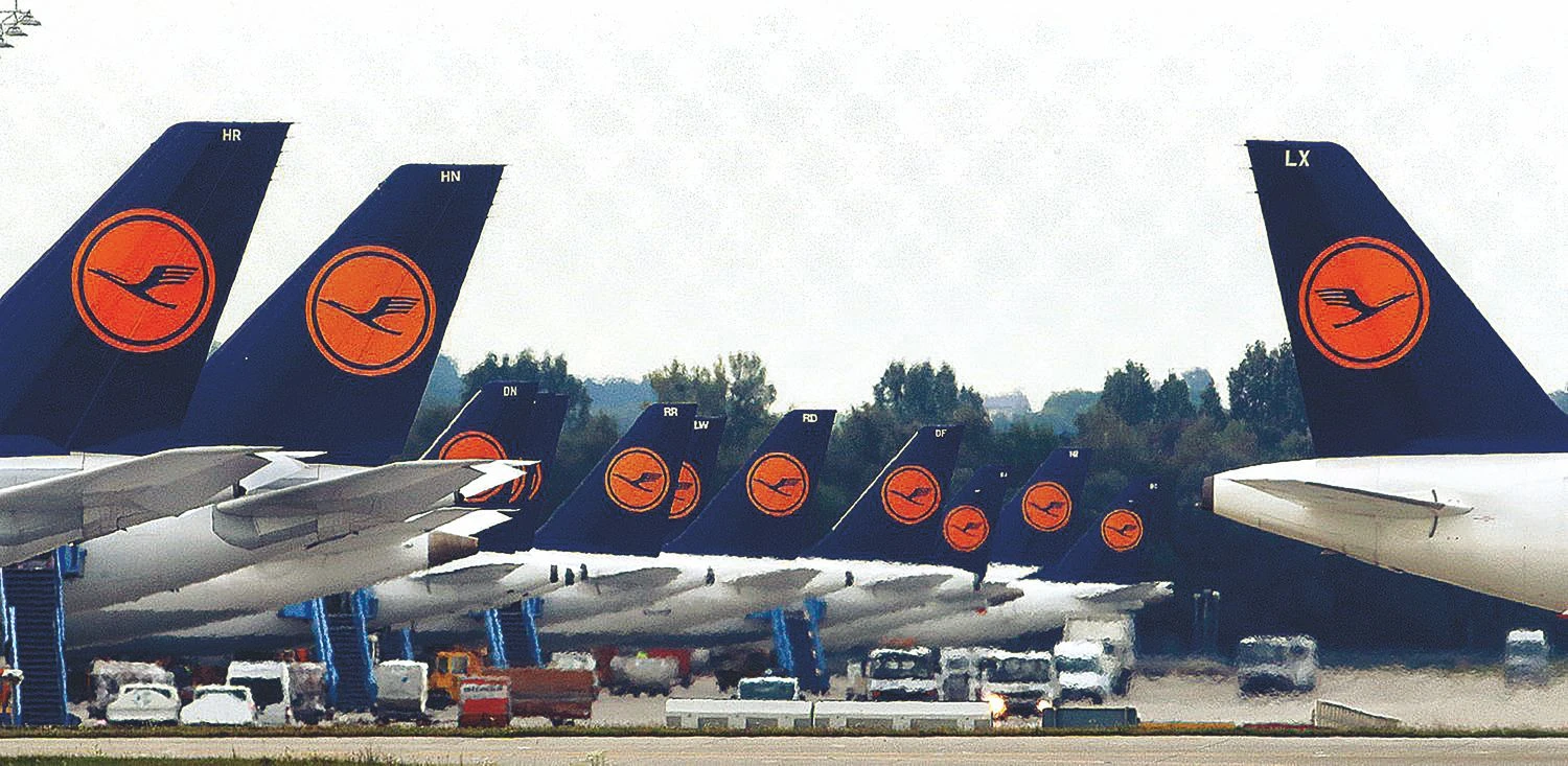 „Airbus“ ir „Boeing“ dėl lyderystės pasaulio lėktuvų rinkoje konkuruoja jau daugelį metų. Pernai daugiau orlaivių užsakymų gavo „Airbus“, tačiau naujų lėktuvų daugiau pagamino JAV įmonė.@CA foto autorius:Michaelio Dalderio („reuters“ / „scanpix“) nuotr.