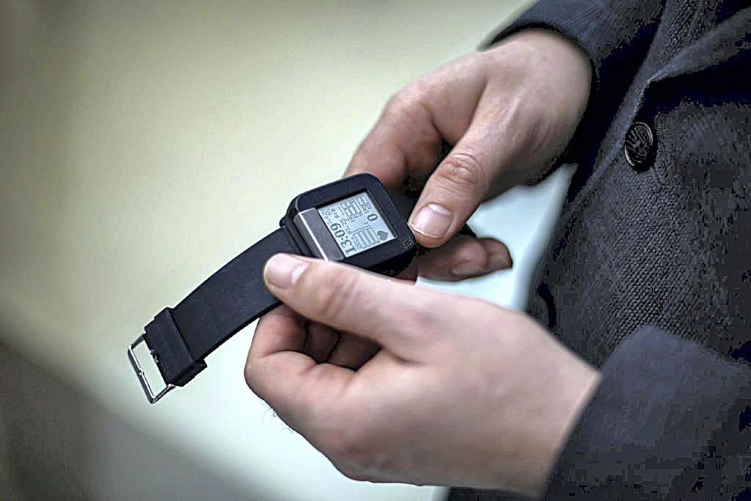 Taip artodo išmanisios apyrankės prototipas – vartotojams skirtas įrenginys turės kitokį, tikriausiai lietimuji jautrų, ekraną, o informaija jame bus aiškiau atvaizduojama. KTU nuotr.