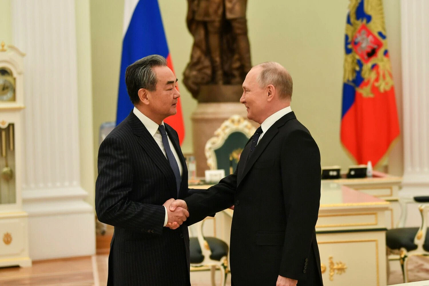 Wang Yi, Kinijos vyriausiasis diplomatas, Vladimiras Putinas, Rusijos diktatorius. Cao Yang („Xinhua“ / „Scanpix“) nuotr.