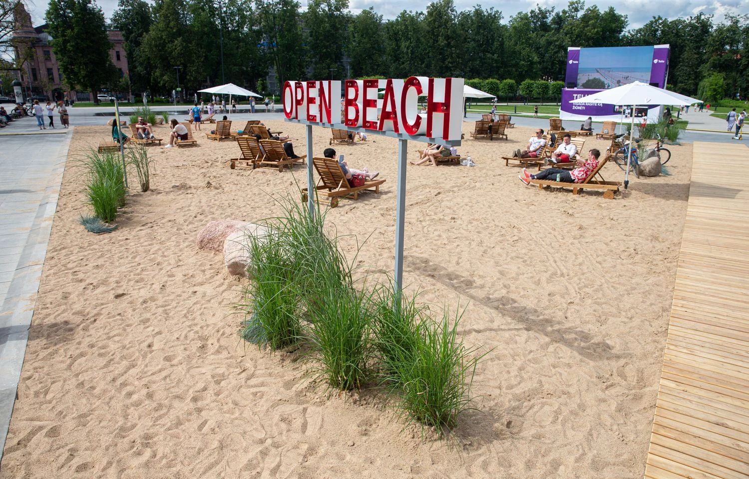Dirbtinis paplūdimys Lukiškių aikštėje Vilniuje. Juditos Grigelytės (VŽ) nuotr.