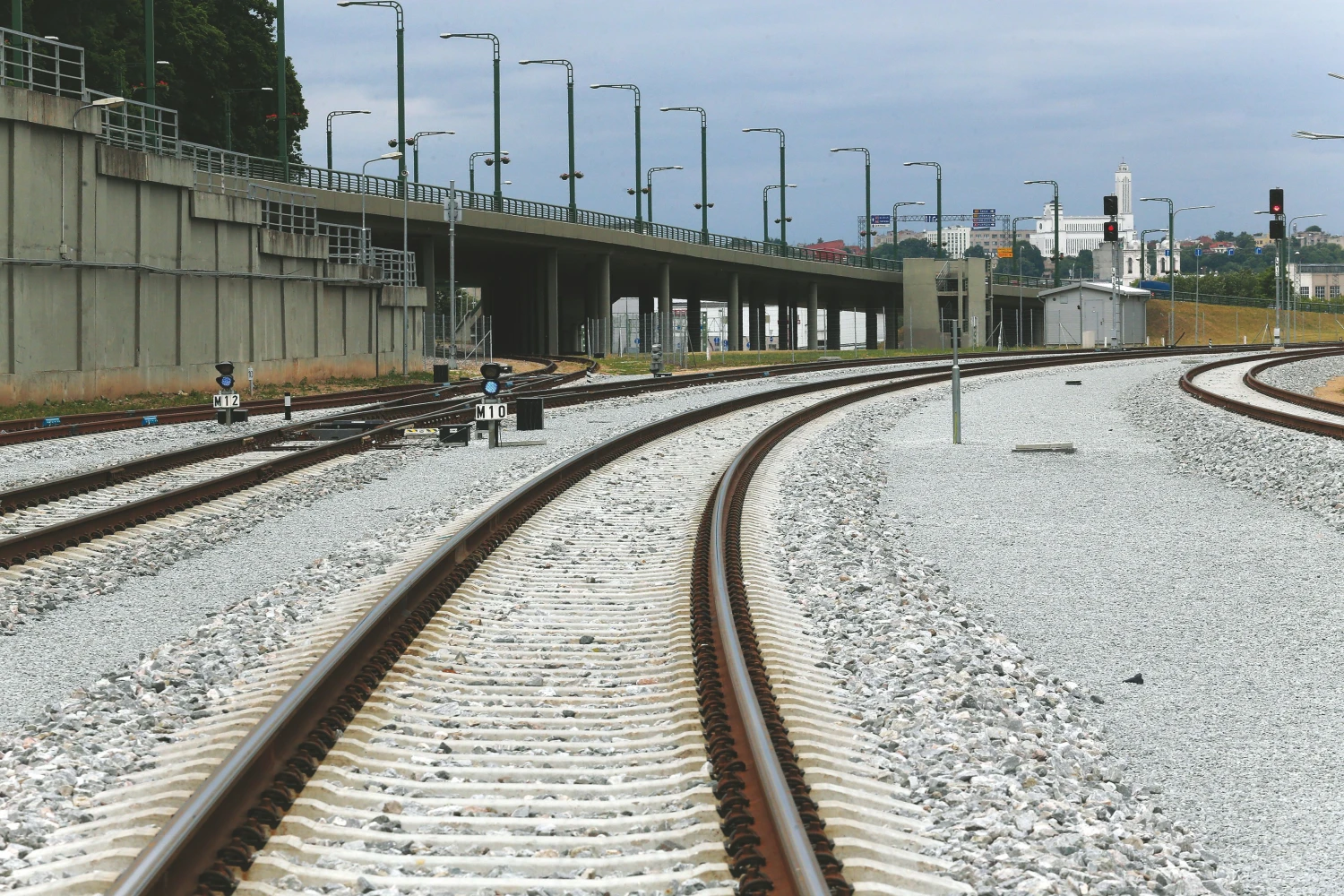 Maksimalus greitis keleiviniams traukiniams naująja vėže – 120 km/ val., prekiniams – iki 80 km/val. Kol kas nenuspręsta, ar ateityje šalia bus tiesiama greitesnė vėžė.  Algimanto Barzdžiaus nuotr.