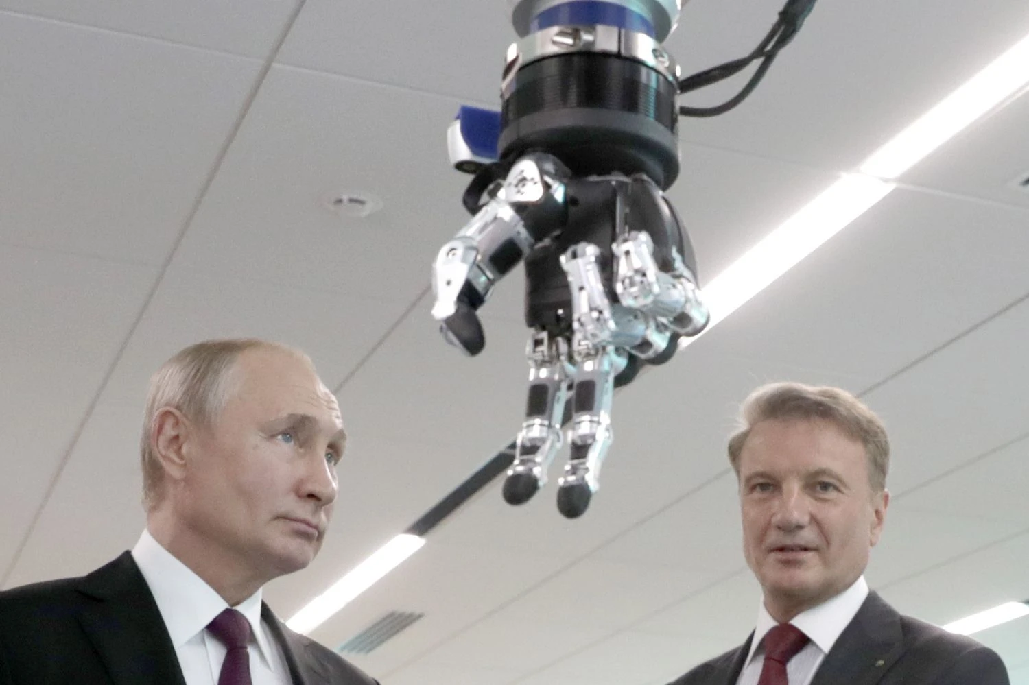 Rusijos prezidentas Vladimiras Putinas ir Hermanas Grefas, „Sberbank“ valdybos pirmininkas (dešinėje). Mikhail Metzel (TASS/„Scanpix“) nuotr. 