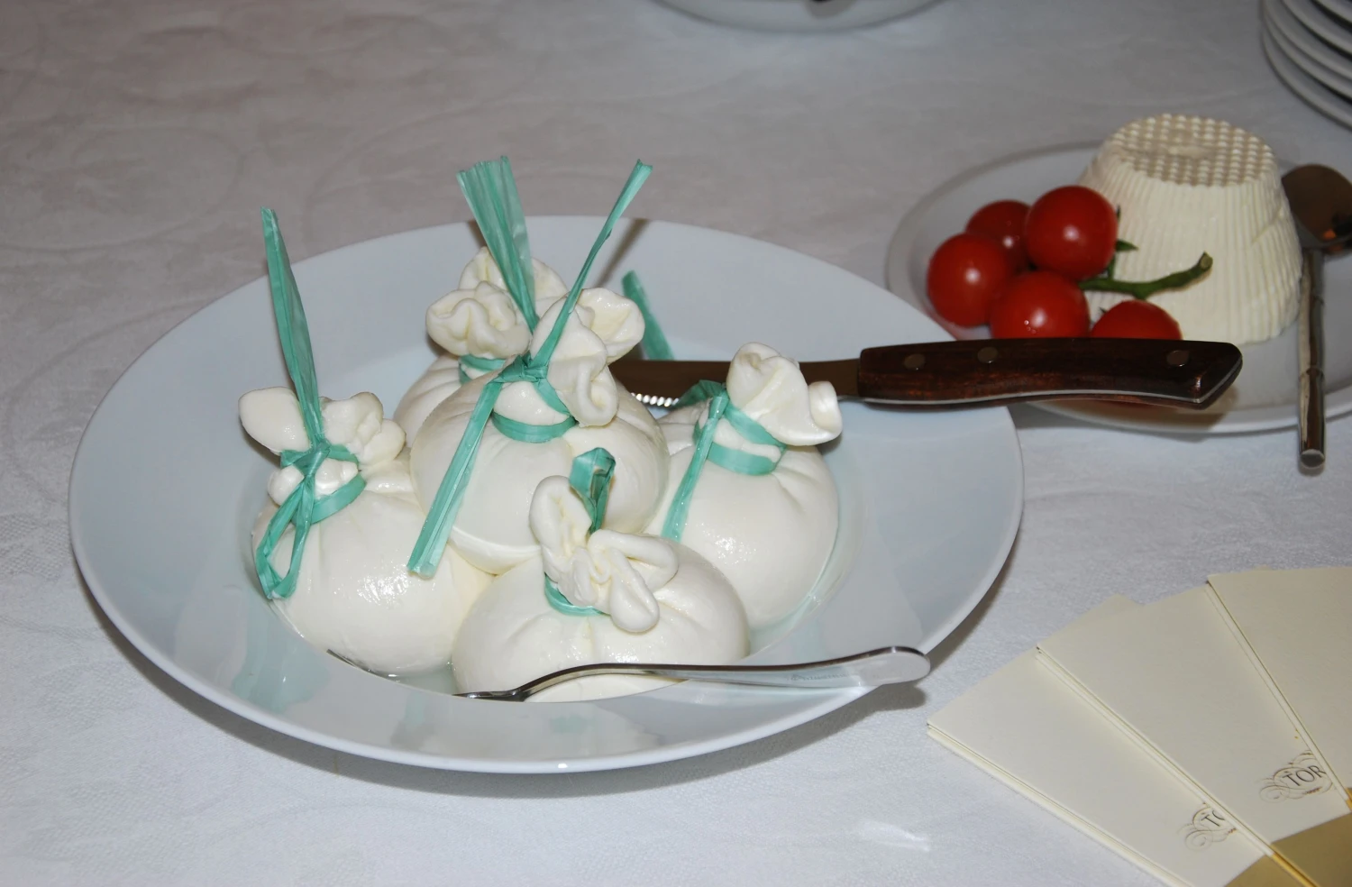 Iš buivolių pieno gaminama „Mozzarella di Bufala“ – tradicinis ir labai gardus Italijos Apulijos regiono sūris. 
Beatričės Laurinavičienės nuotr.    