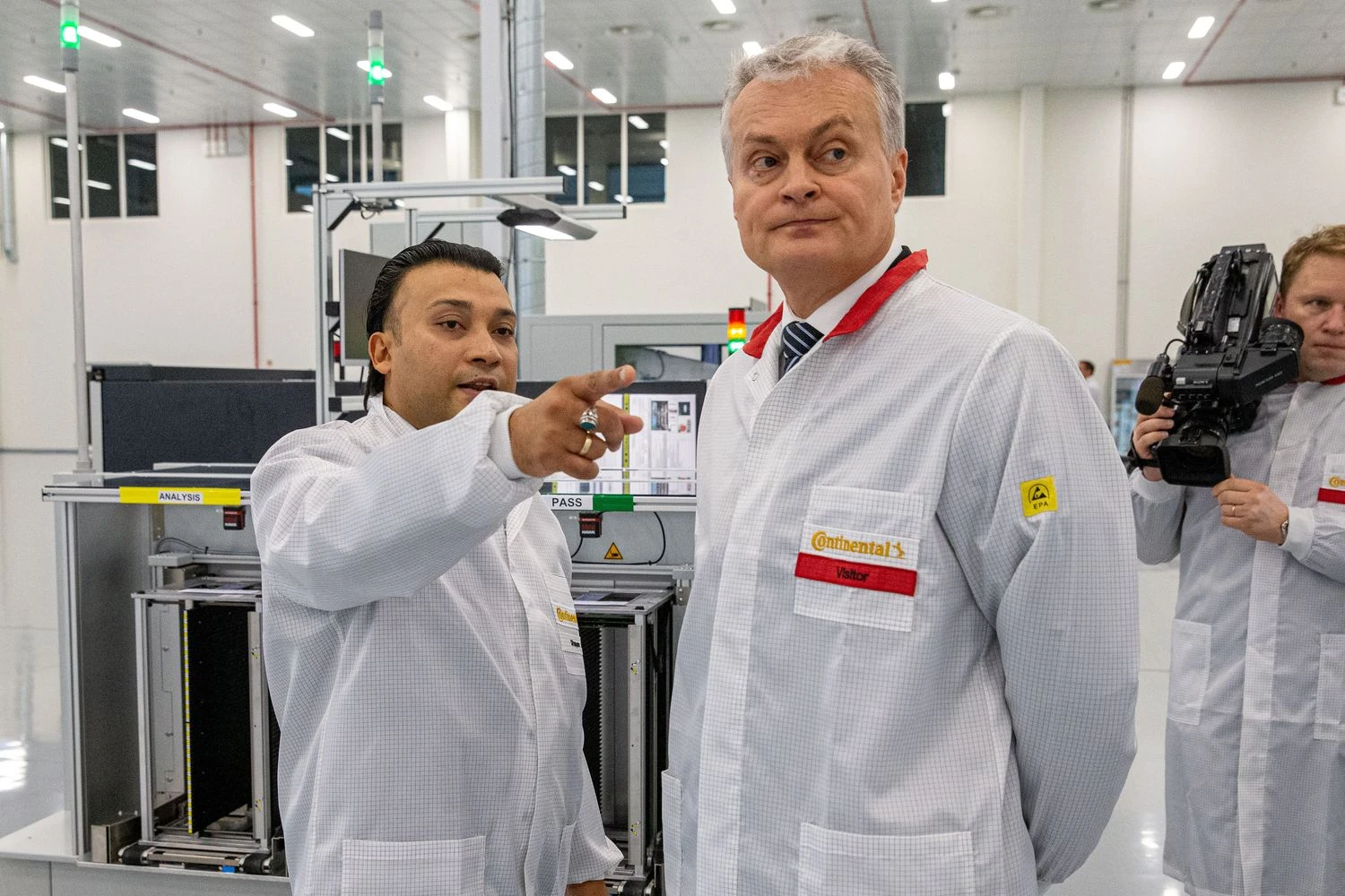 Shayanas Ali, „Continental Automotive Lithuania“ vadovas, ir gamyklos atidaryme apsilankęs Gitanas Nausėda, Lietuvos prezidentas. Vladimiro Ivanovo (VŽ) nuotr.