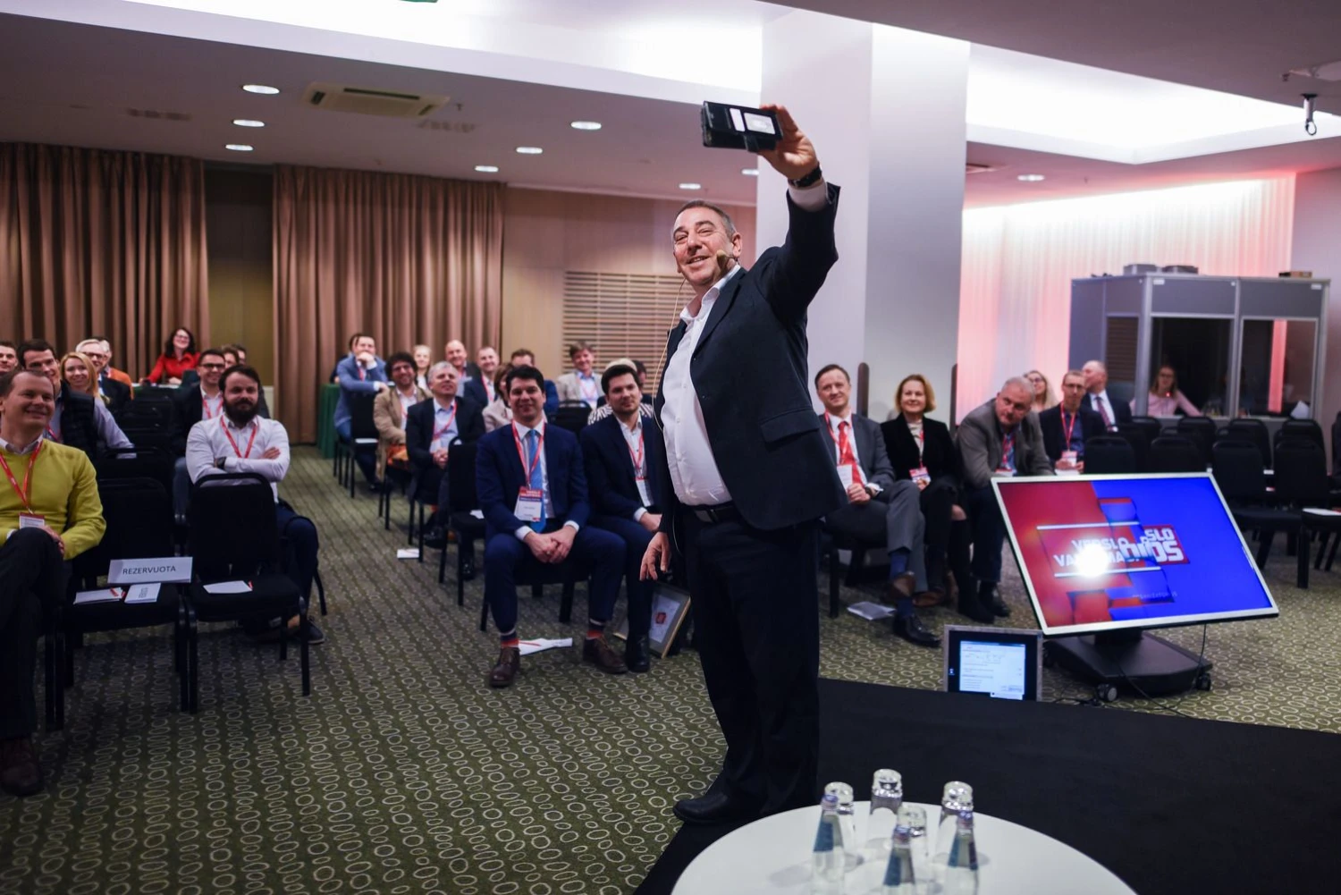 Talas Catranas, startuolių akceleratorių kūrėjas iš Izraelio: „Jūs esate labai mandagūs ir klausydami šypsotės, net jei norite nužudyti žmogų, su kuriuo kalbatės. Mes taip nedarome, mes aiškiai pasakome, kas kaip yra.“ Ryčio Galadausko (VŽ) nuotr.