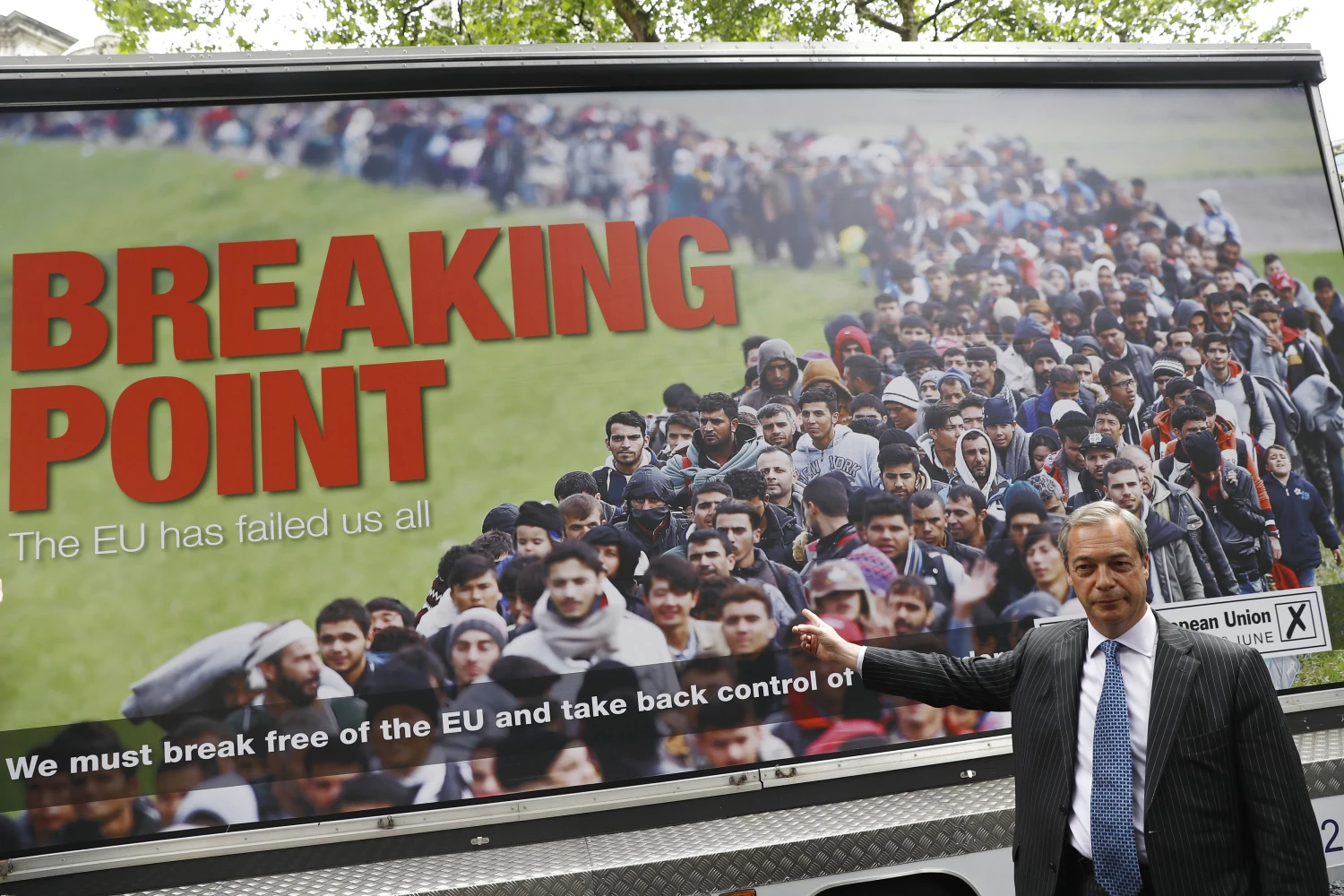 Nigelio Farage'o partijos plakatas, agituojantis balsuoti prieš JK narystę ES, papiktino net ir pasitraukimo rėmėjus. Stefano Wermutho („Reuters“ / „Scanpix“) nuotr.