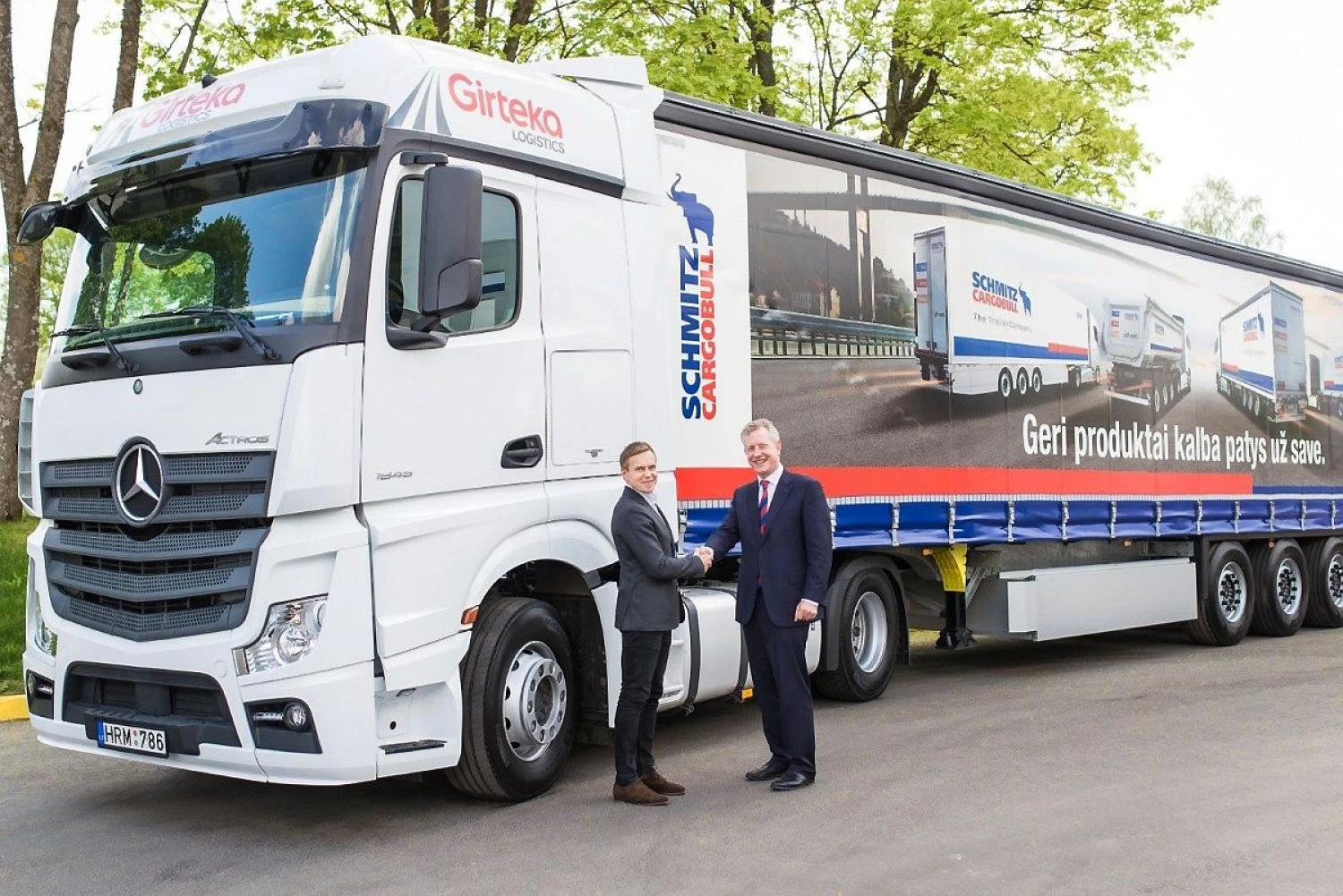 Mindaugas Raila, UAB „Girteka Logistics“ vadovas, ir Andreasas Schmitzas, „Schmitz Cargobull“ vadovas. Bendrovės nuotr.