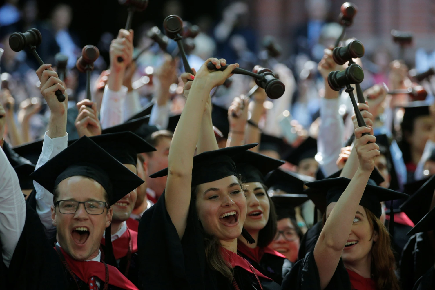 Pasikeitusios paskolų išdavimo ir mokesčio už mokslus sąlygos neigiamai paveiktų JK aukštojo mokslo paklausą tarp ES studentų. 
„Reuters“ / „Scanpix“ nuotr.