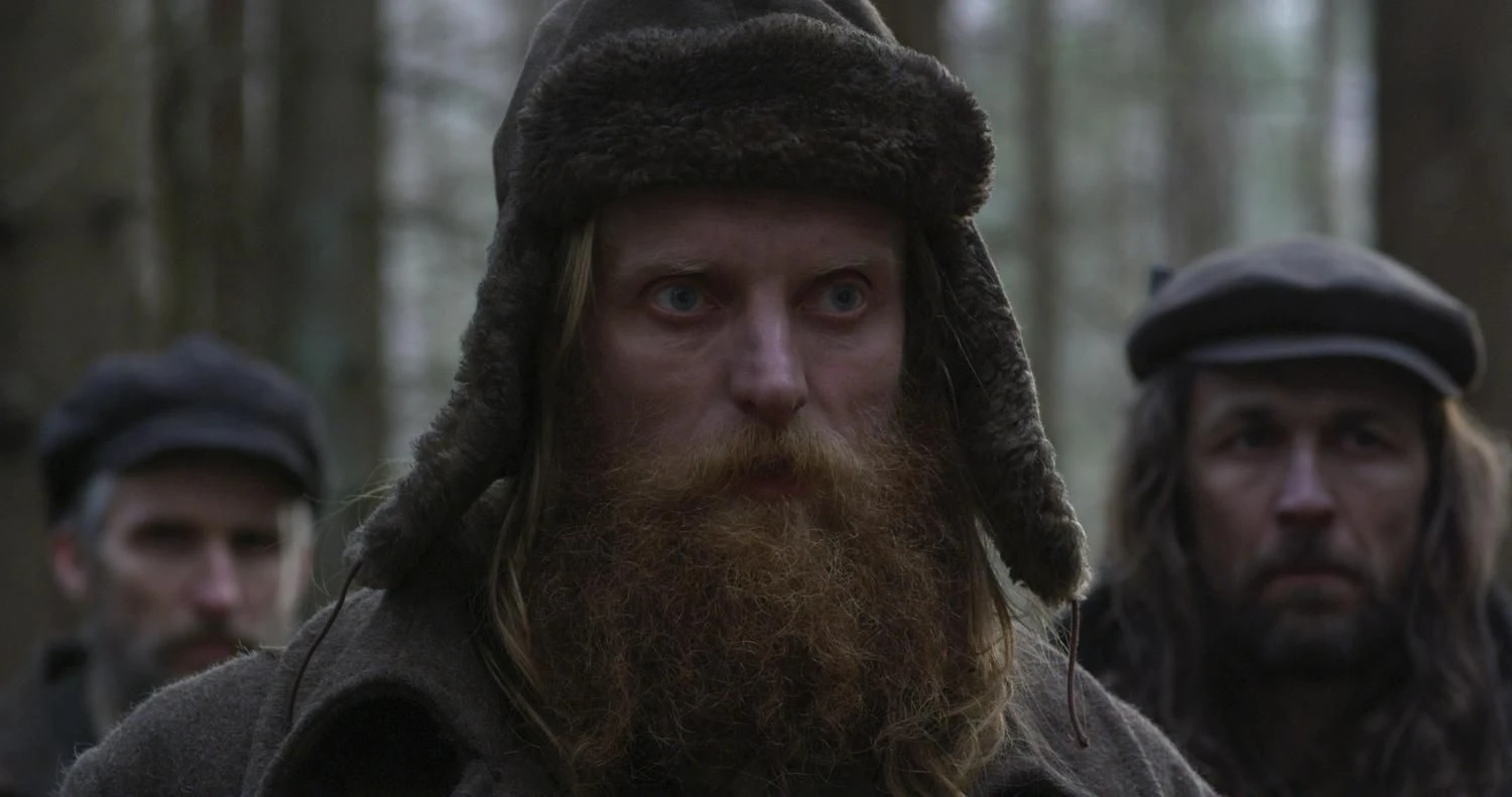 „Sutemų“ dialoguose pašnekovai nutaiso mąslią veido išraišką ir svajingą žvilgsnį. Studijos „Kinema“ nuotr.