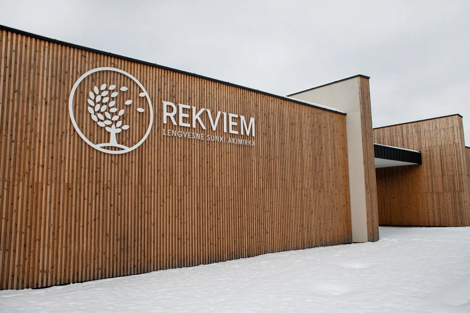 Pirmieji „Rekviem“ prekės ženklo atsisveikinimo namai Kaune. Įmonės nuotr.
