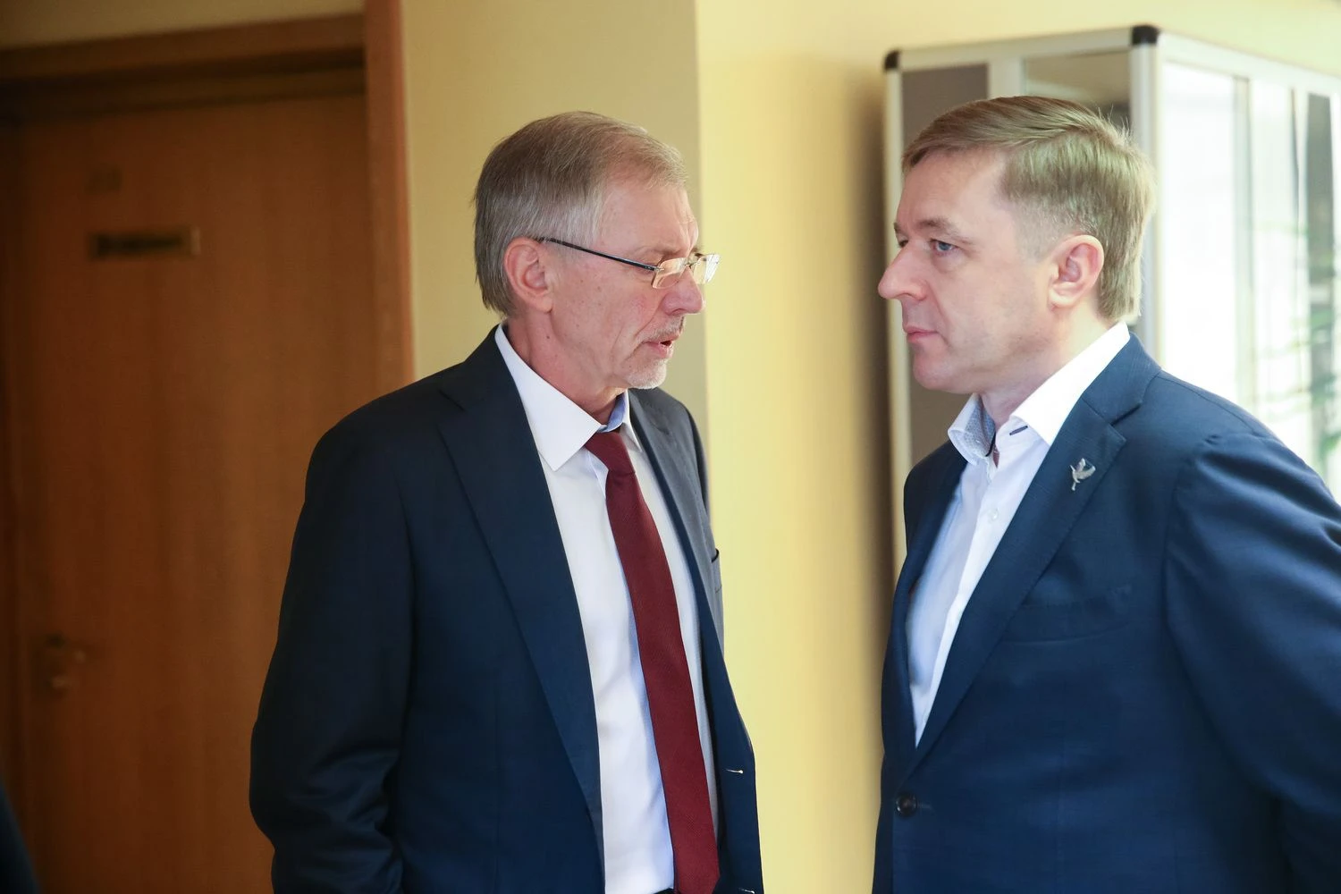 Gediminas Kirkilas (kairėje), Socialdemokratų darbo partijos pirmininkas, ir Ramūnas Karbauskis, Valstiečių ir žaliųjų sąjungos pirmininkas. Vladimiro Ivanovo (VŽ) nuotr.