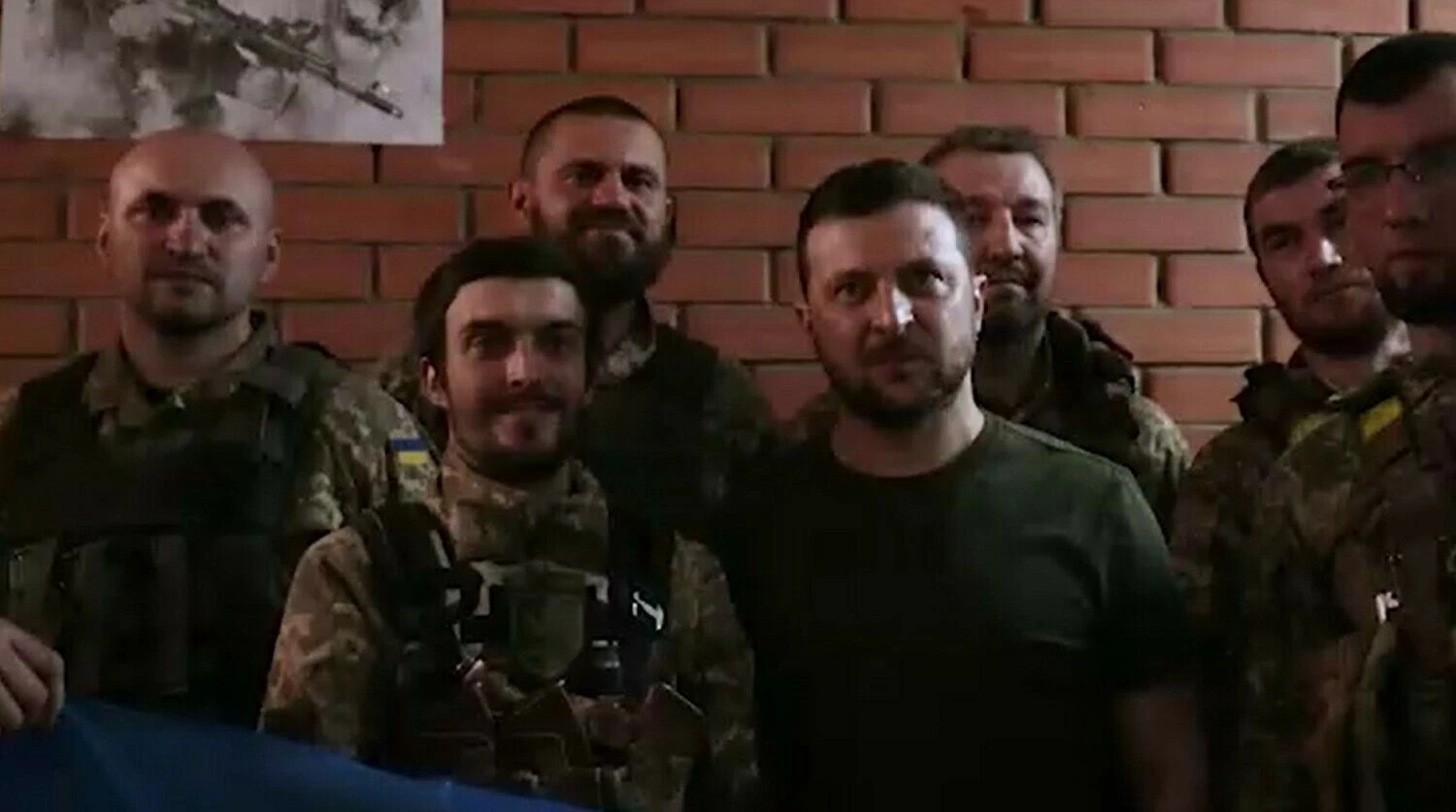 Prezidentas Volodymyras Zelenskis su kariais fronto linijoje. Ukrainos prezidento biuro nuotr.