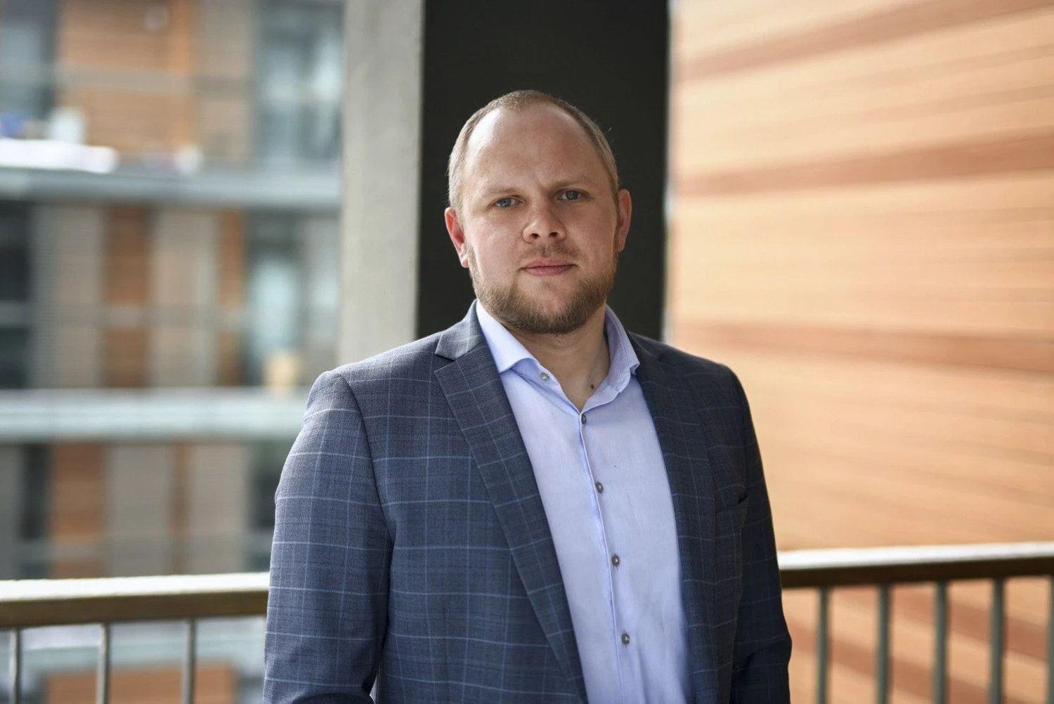 Marius Taparauskas, verslo valdymo paslaugų bendrovės „Mažeika ir partneriai“ tiekimo grandinės (TG) praktikos grupės vadovas: „Keičiantis verslo aplinkai, įmonės privalo reaguoti ir keisti strategijas, taip pat –  tiekimo grandinės strategiją.