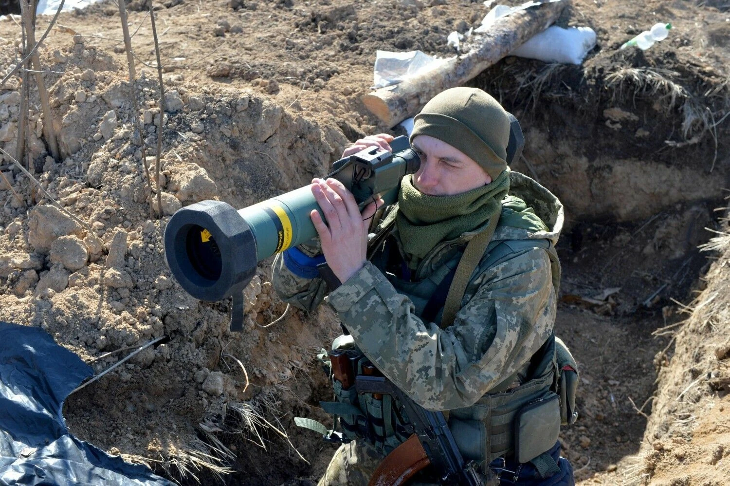 Ukrainos kario rankose – „Javelin FGM-148“. 2022 m. kovo 23 d., netoli Charkivo. Sergejaus Boboko (AFP / „Scanpix“) nuotr.