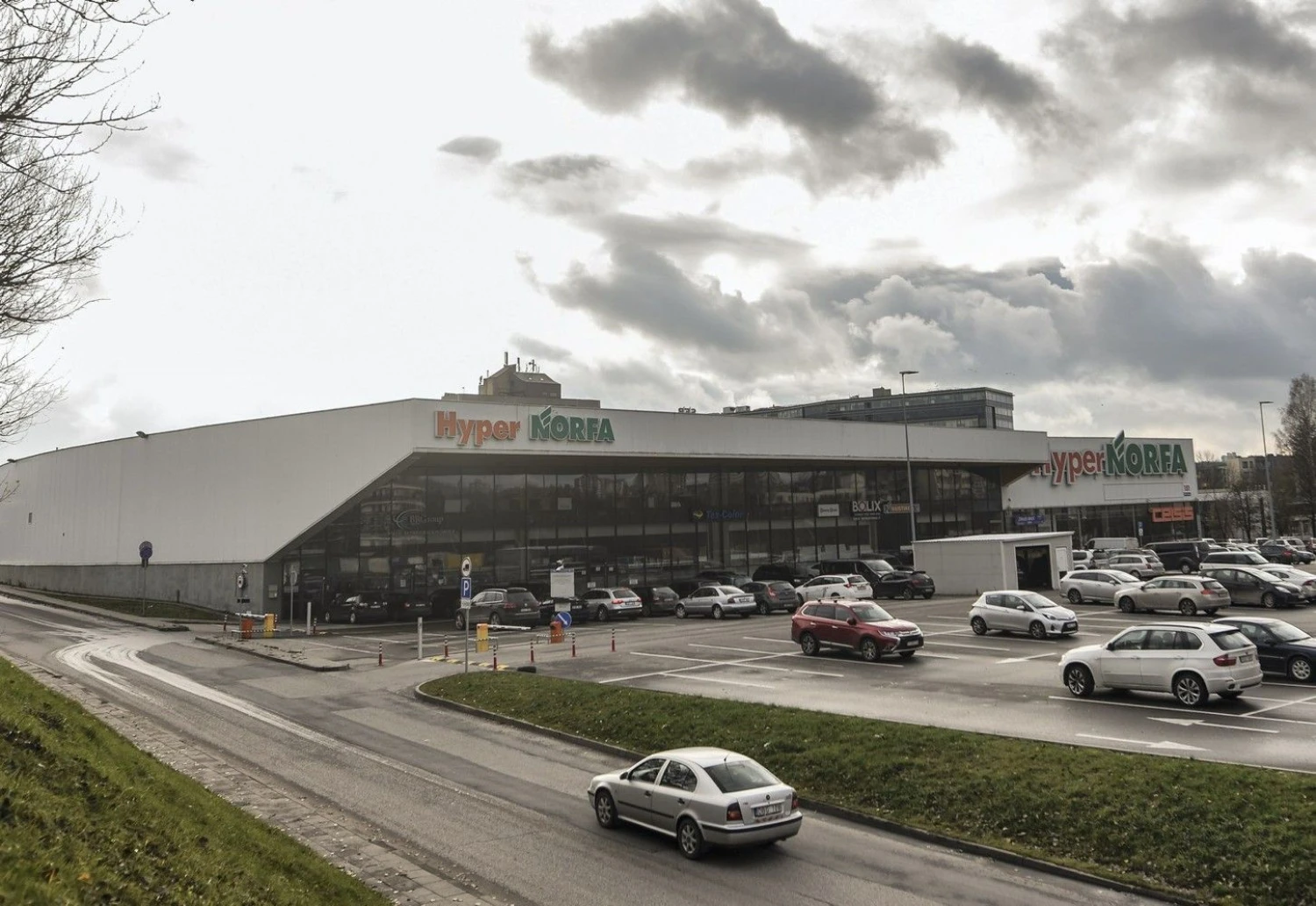 Šiuo metu jau projektuojamos bent kelios naujos „Norfos“ parduotuvės, kurios iškils šalia esamų ir jas pakeis. Tiesa, kurios tai parduotuvės – dar neskelbiama.