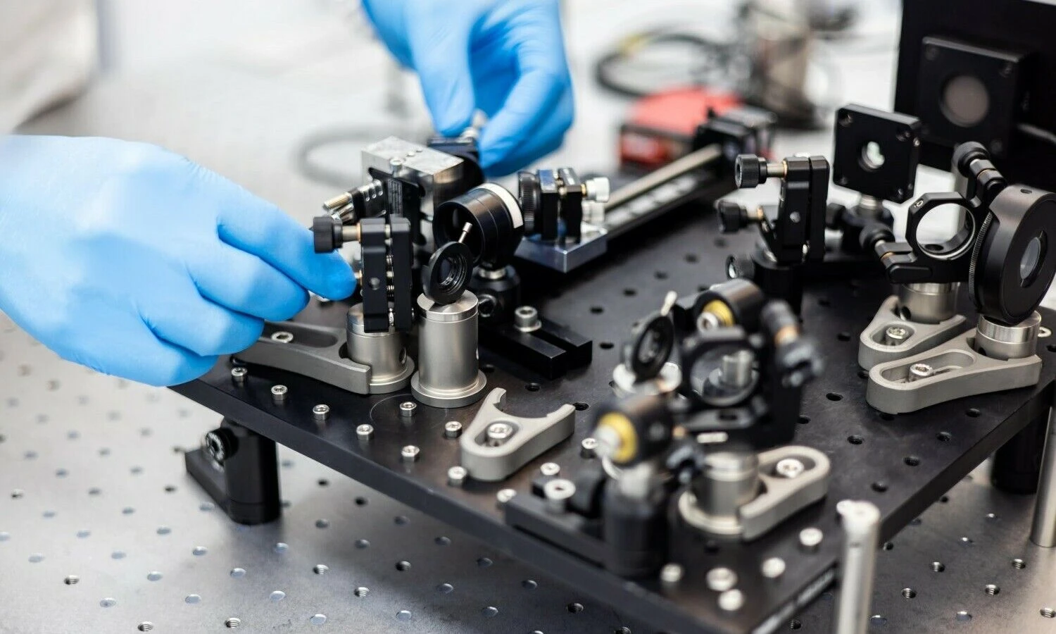 Startuolis „Atžalas“ projektuoja ir kuria femtosekundinius lazerius.