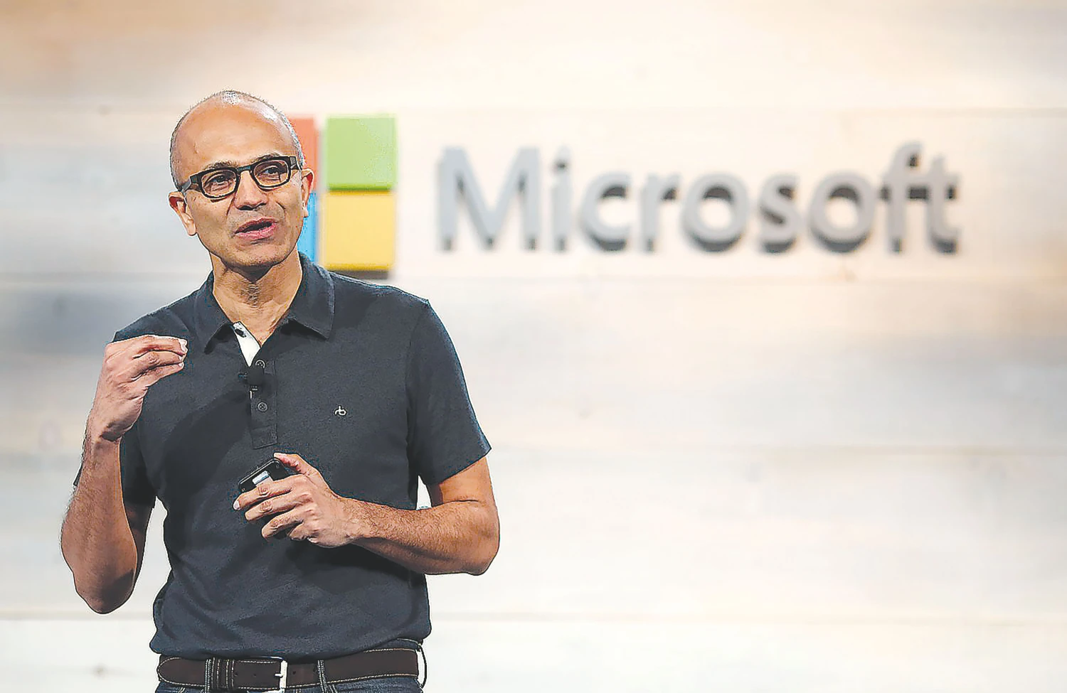 Nuo to laiko, kai beveik prieš trejus metus „Microsoft“ vairą perėmė Satya Nadella, kompanijos investicijos į dirbtinio intelekto technologijas padidėjo maždaug dvigubai, o įmonės akcijų kaina pakilo dviem trečdaliais. Roberto Galbraitho („Scanpix“ / „Reuters“) nuotr.