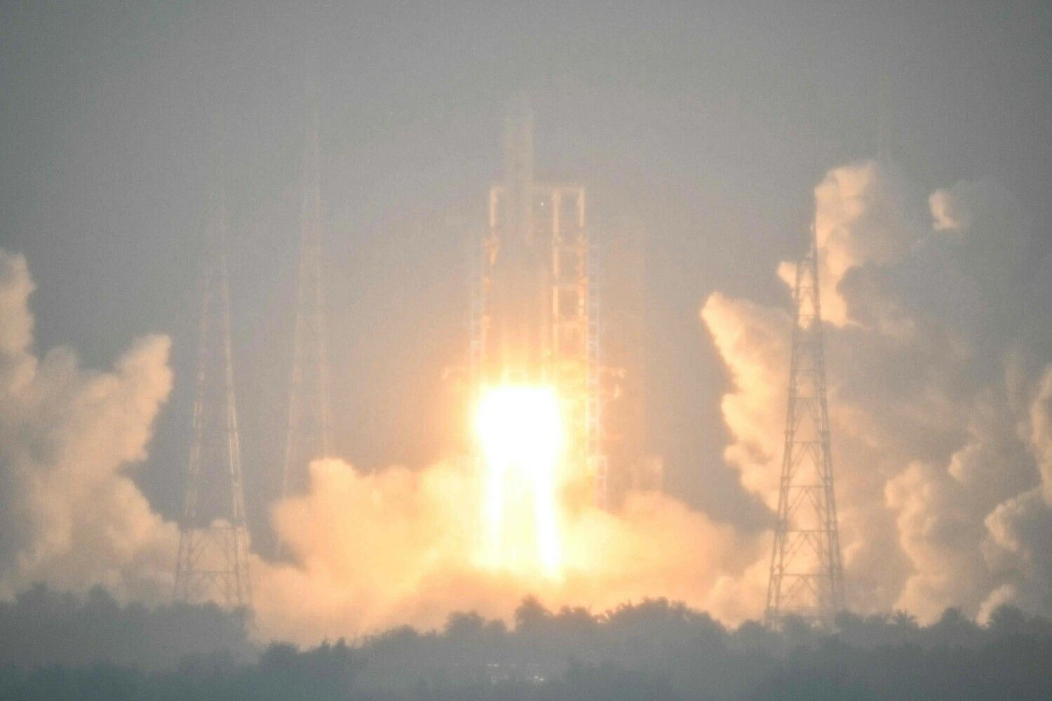 Raketa su Mėnulio zondu „Chang‘e-6“ kyla iš Venčango kosminio paleidimo centro pietinėje Kinijos Hainano provincijoje. Hectoro Retamalo (AFP/„Scanpix“) nuotr.