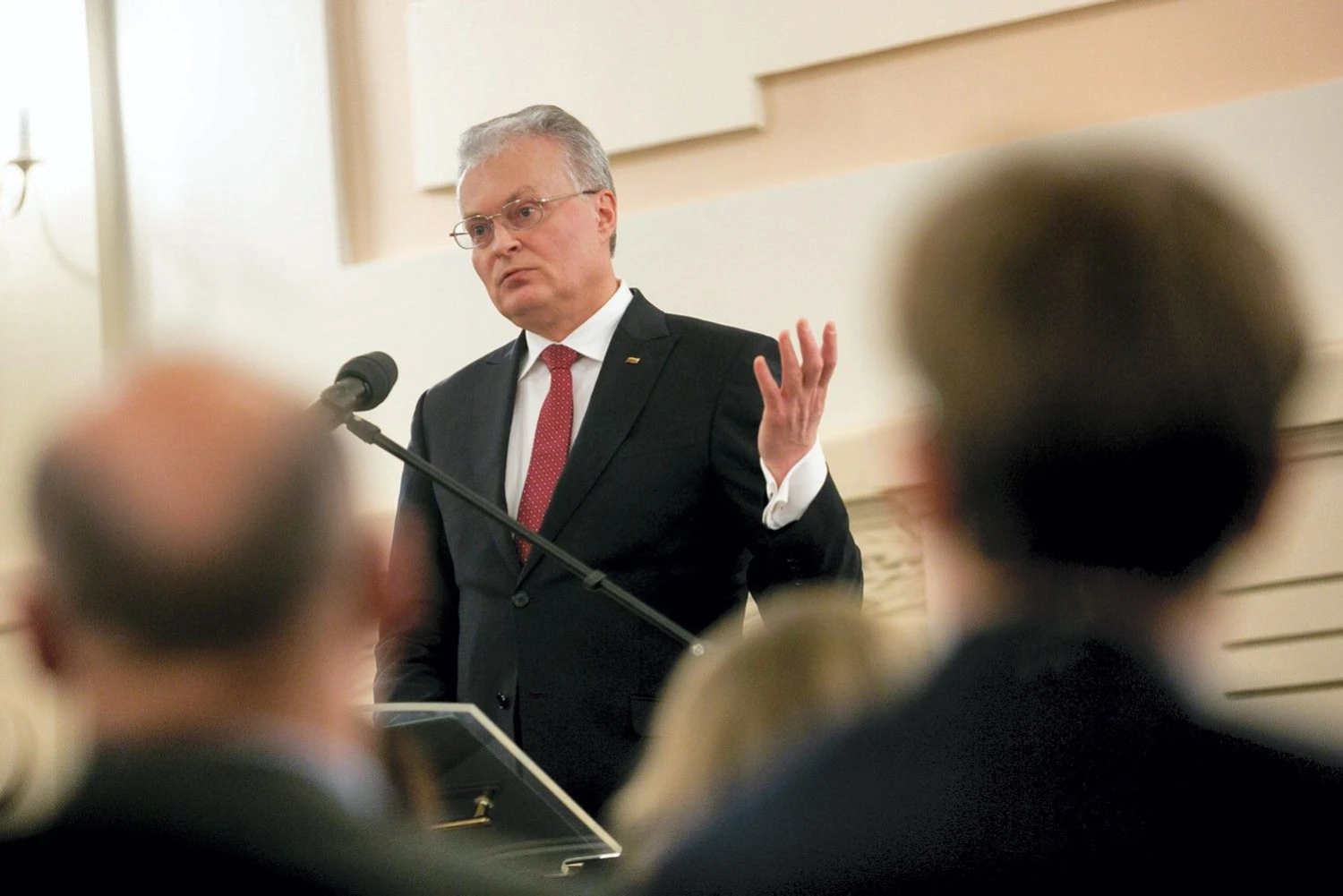 „Dėkoju tiems, kurie į dienos šviesą iškėlė 1863-1864 metų sukilimo didvyrių palaikus ir taip grąžino mums svarbią turtingos istorijos dalį“, – ceremonijos pradžioje sakė šalies vadovas. Žygimanto Gedvilos („Scanpix“/„15min“) nuotr.
