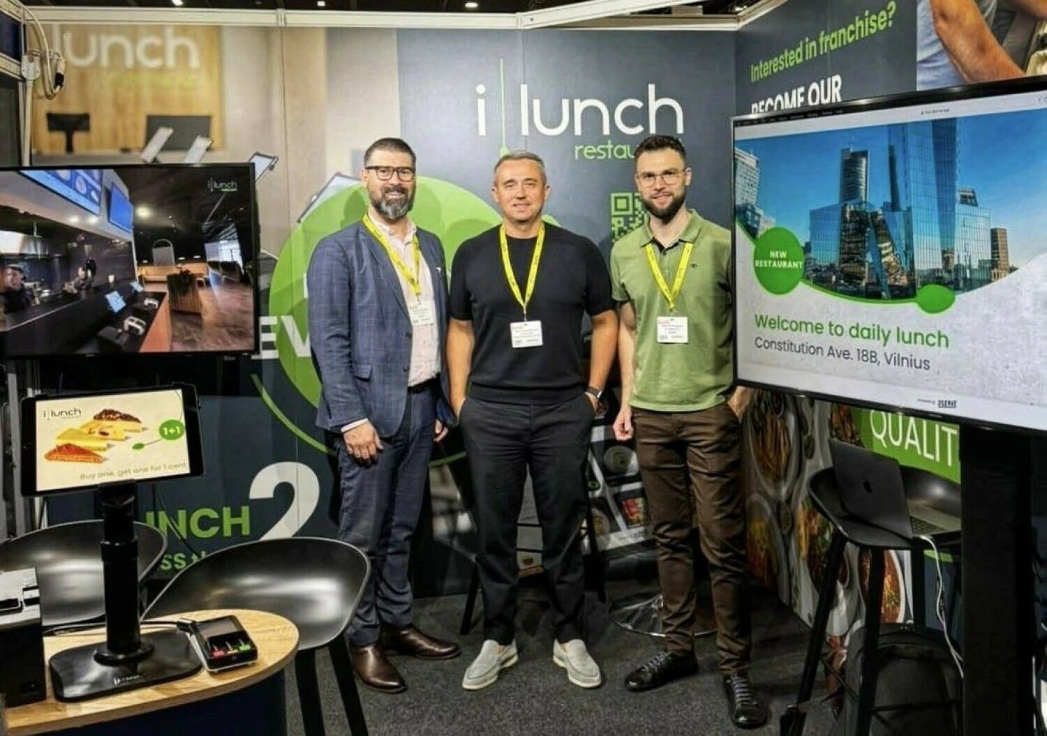 Iš kairės: D. Vaitasius, UAB „Inovatyvūs restoranai“, dirbančios su prekės ženklu „iLunch“, vykdomasis direktorius, A. Jasevičius, UAB „Inovatyvūs restoranai“ direktorius ir įkūrėjas, M. Staugaitis, UAB „Maisto mylėtojai“, dirbančios su prekės ženklu „Dserve“, teikiančios savitarnos sprendimus „iLunch“, vienas iš įkūrėjų ir pardavimų direktorius. Bendrovės nuotr.