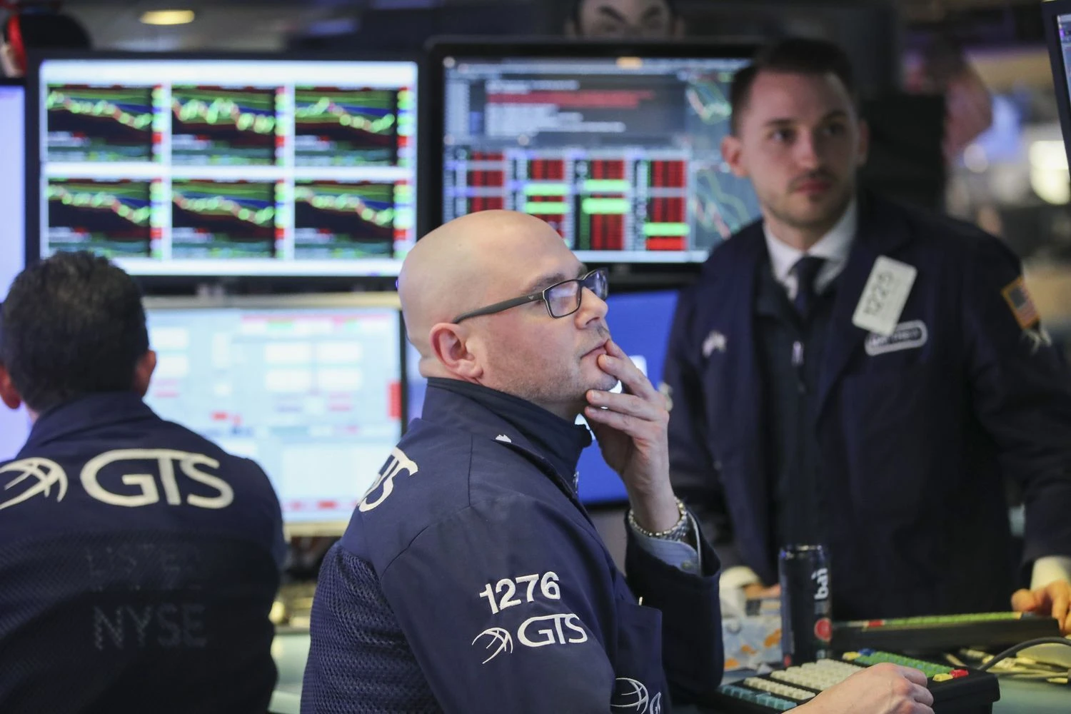 (180406) -- NEW YORK, April 6, 2018 (Xinhua) -- Traders work at the New York Stock Exchange in New York, the United States, on April 6, 2018. The Dow Jones Industrial Average erased 572.46 points, or 2.34 percent, to 23,932.76. The S&P 500 decreased 58.37 points, or 2.19 percent, to 2,604.47. The Nasdaq Composite Index was down 161.44 points, or 2.28 percent, to 6,915.11. (Xinhua/Wang Ying)  - Wang Ying -//CHINENOUVELLE_10300053/Credit:CHINE NOUVELLE/SIPA/1804071100