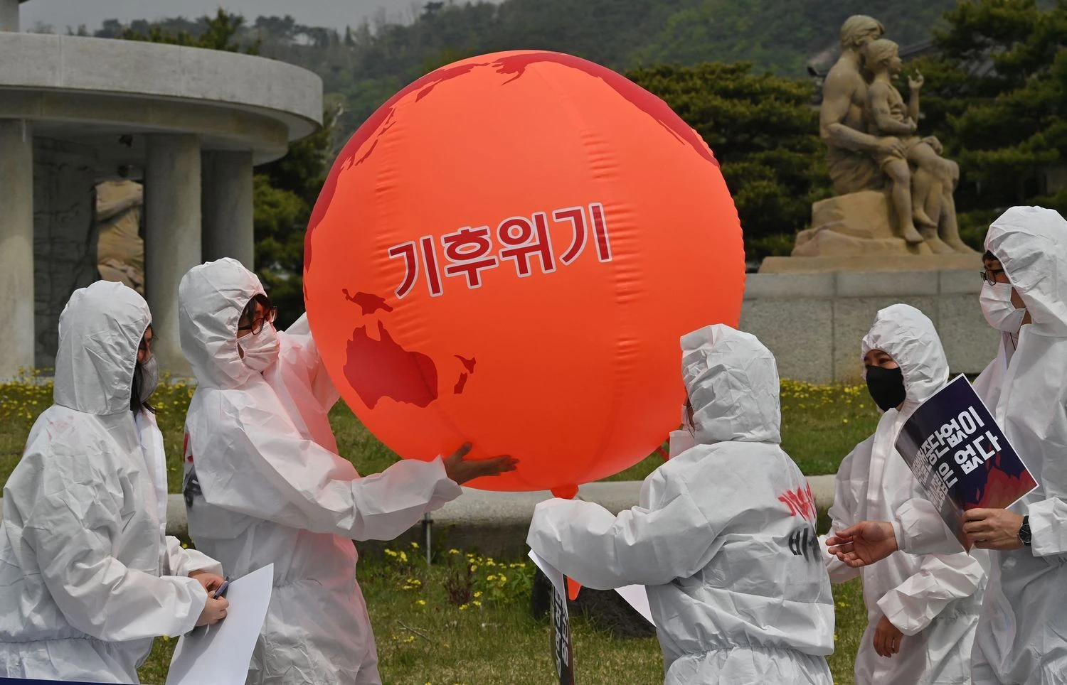 Daugelyje pasaulio valstybių vyksta Žemės dienos renginiai. Gamtosaugos aktyvistų akcija Seule. Jung Yeon-je (AFP/„Scanpix“) nuotr. 
