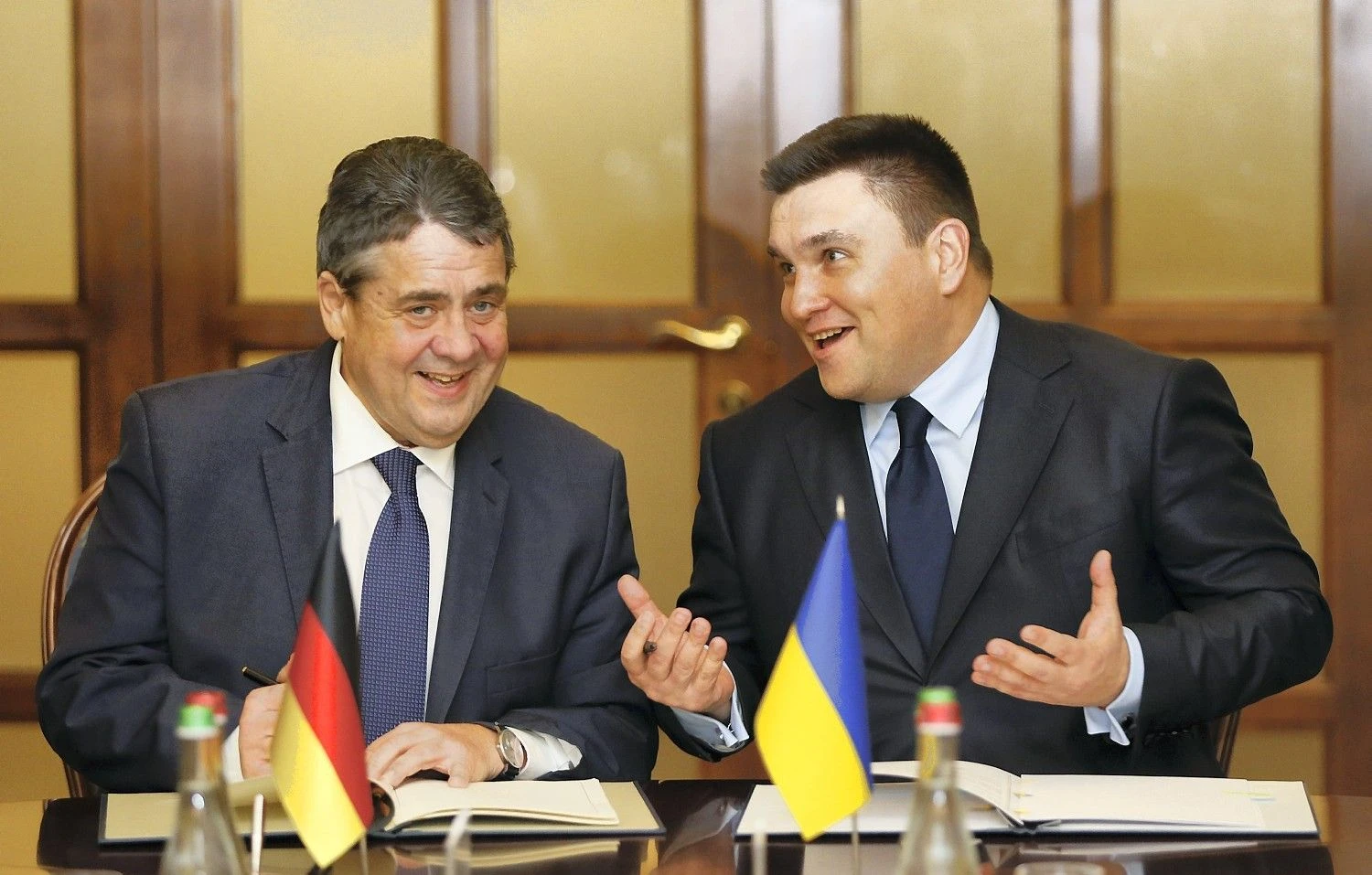 Pavlo Klimkinas, Ukrainos užsienio reikalų ministras, ir Sigmaras Gabrielis, Vokietijos užsienio ministerijos vadovas. Glebo Garanicho (Reuters / Scanpix) nuotr.