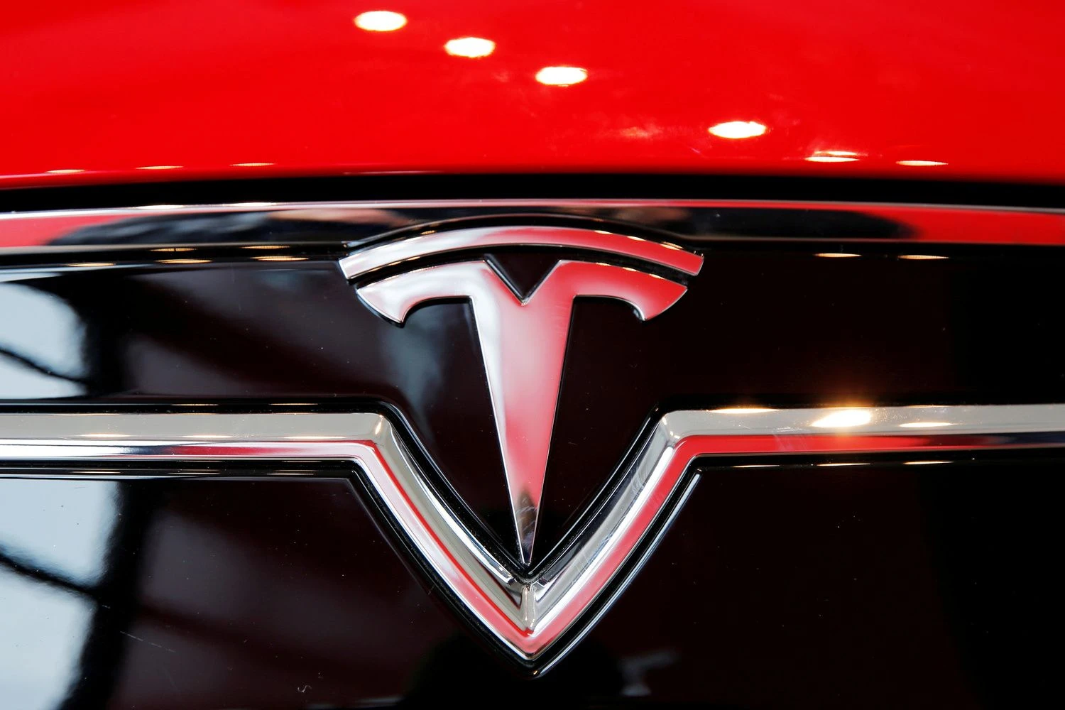„Tesla“ logotipas. Lucaso Jacksono („Reuters“ / „Scanpix“) nuotr. 
