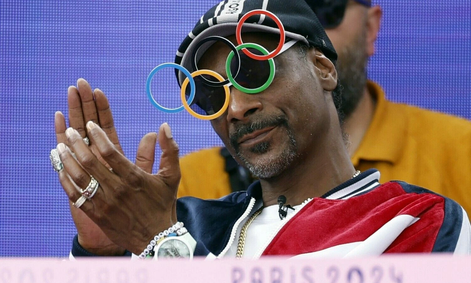 Snoop Dogg, JAV reperis ir transliuotojo NBC sporto komentatorius, laukia 2024 m. Paryžiaus olimpinių žaidynių moterų breiko šokių varžybų pradžios, 2024 m. rugpjūčio 9 d. Odd Andersen (AF / „Scanpix“) nuotr.