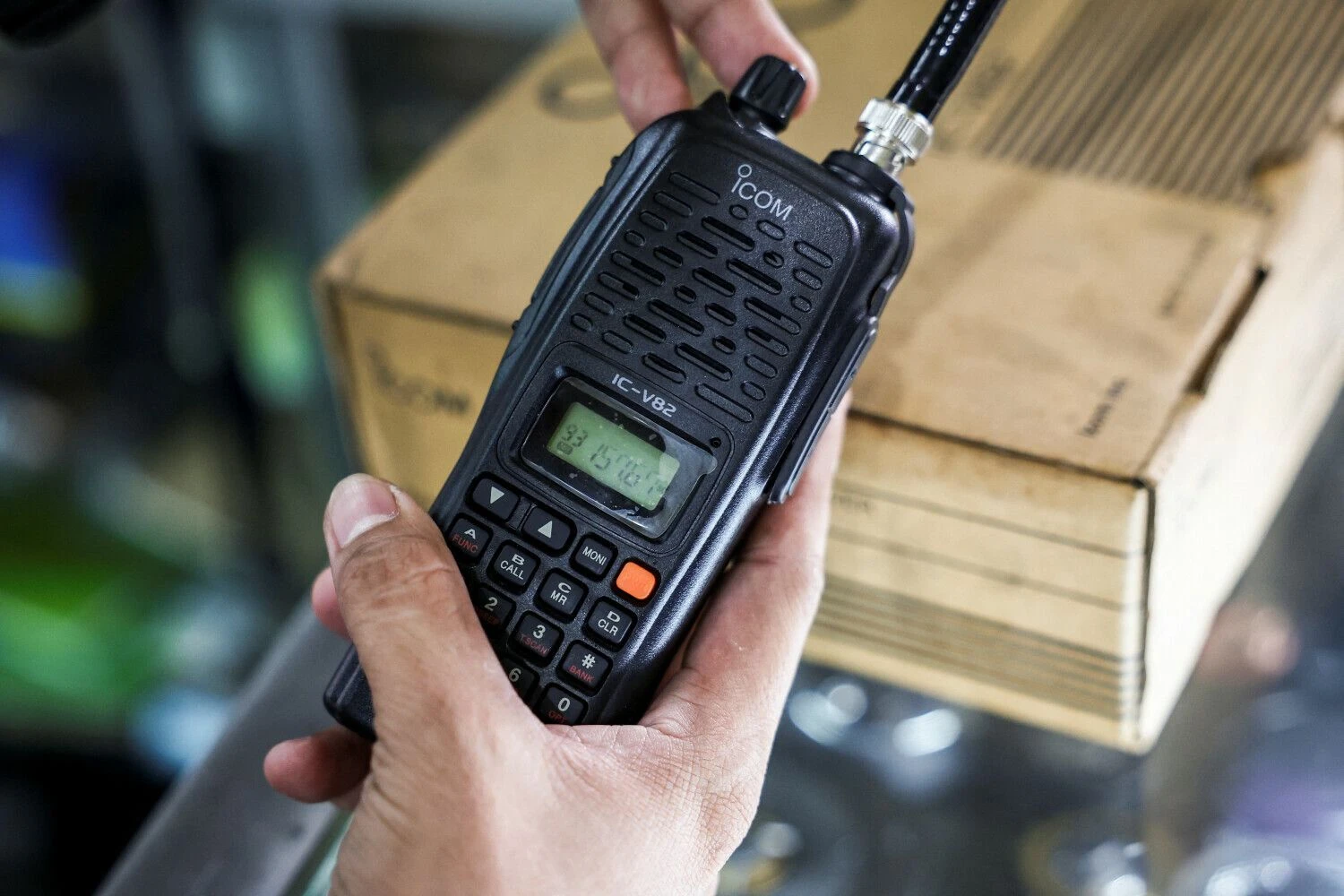 „ICOM“ gamintas radijo imtuvas – toks pats, kokių dalis sprogo per antrąją sprogimų Libane bangą. Eloisos Lopez („Reuters“ / „Scanpix“) nuotr.