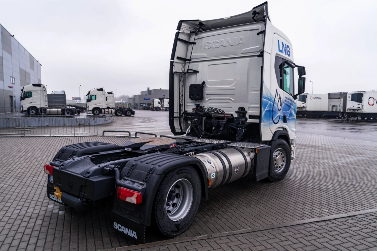 Nors Lietuva disponuoja SkGD terminalu, šalyje nėra jokios galimybės pripildyti tokiais degalais varomo vilkiko bako. „Scania Lietuva“ nuotr.