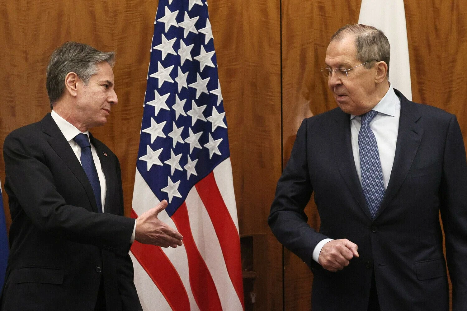 Antony Blinkenas, JAV valstybės sekretorius, ir Sergejus Lavrovas, Rusijos užsienio reikalų ministras. Jonathano Nackstrando („Reuters“ / „Scanpix“) nuotr.