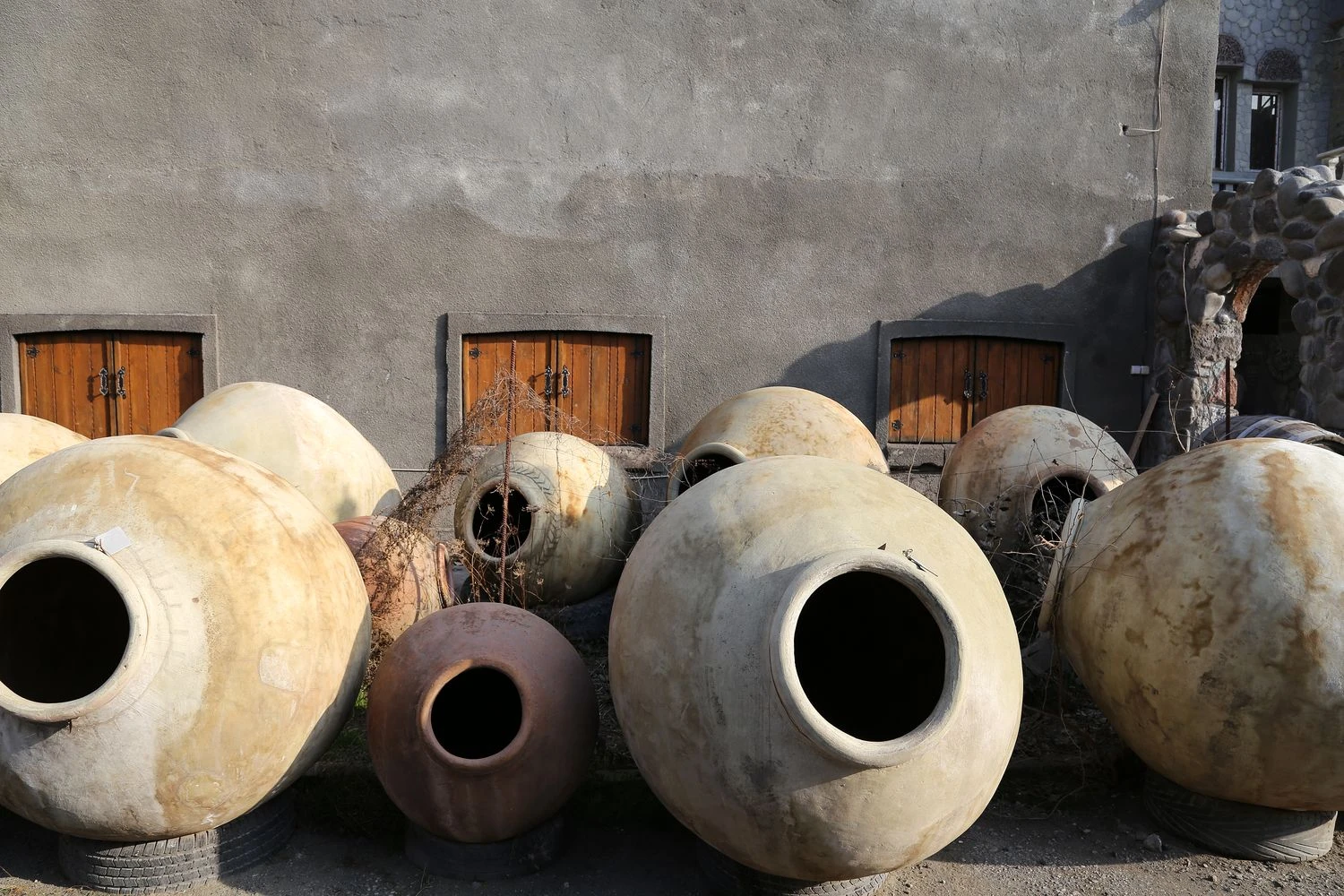 Vynas iš ‚Voskehat‘ vynuogių dažnai fermentuojamas molinėse fermentavimo amforose „karas“. Arūno Starkaus nuotr.