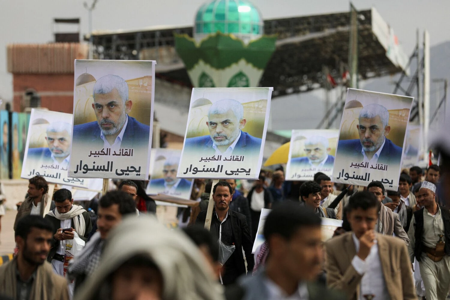Palestinos protestuotojai laiko naujai paskirto „Hamas“ lyderio Yahya Sinwar portrerus. Jis yra vienas iš asmenų, kuriems JAV pareiškė kaltinimus. Khaledo Abdullah („Reuters“ / „Scanpix“) nuotr.
