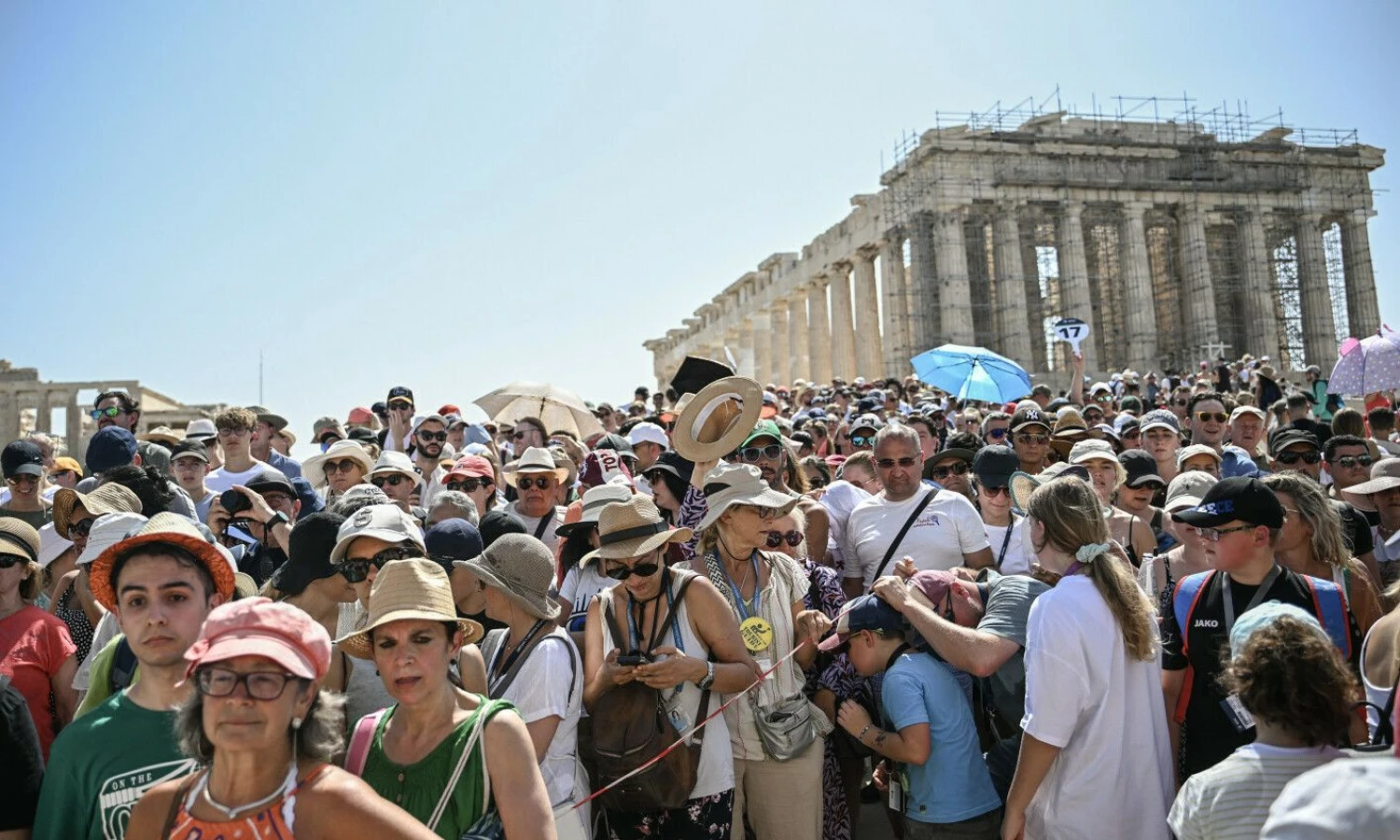 Minia turistų, laukiančių eilės patekti į Partenono šventyklą ant Akropolio kalvos. 2023 m., liepos 14 d. Angelos Tzortzinis (dpa / „Scanpix“) nuotr.