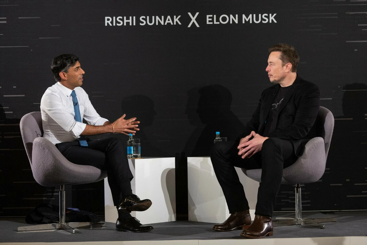 Rishi Sunakas, JK premjeras (kairėje), ir Elonas Muskas, įvairių technologijų kompanijų savininkas bei vadovas, dirbtinio intelekto „viršūnių susitikime“. Simono Walkerio („Zumapress“ / „Scanpix“) nuotr.