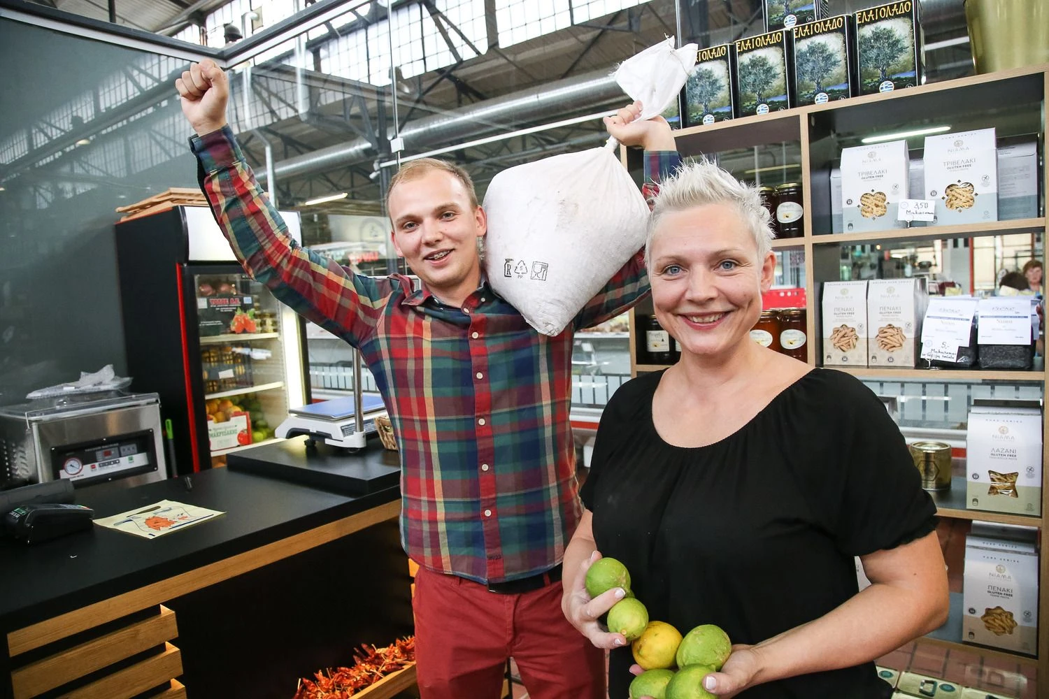 Simas ir Neringa Lietuvininkai savo graikiškų produktų parduotuvėlei pasirinko Vilniaus Halės turgavietę dėl patrauklios kainos ir didelių žmonių srautų. 
Vladimiro Ivanovo (VŽ) nuotr.