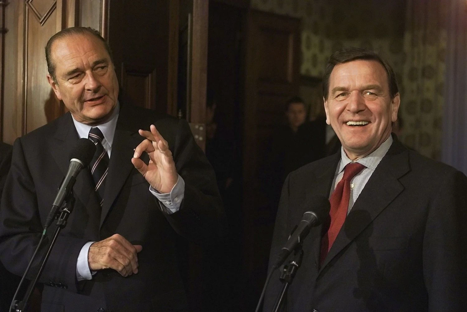 Gerhardas Schroderis, buvęs Vokietijos kancleris, su Jacques Chiracu, tuometiniu Prancūzijos prezidentu. Stringer („Reuters“ / „Scanpix“) nuotr.