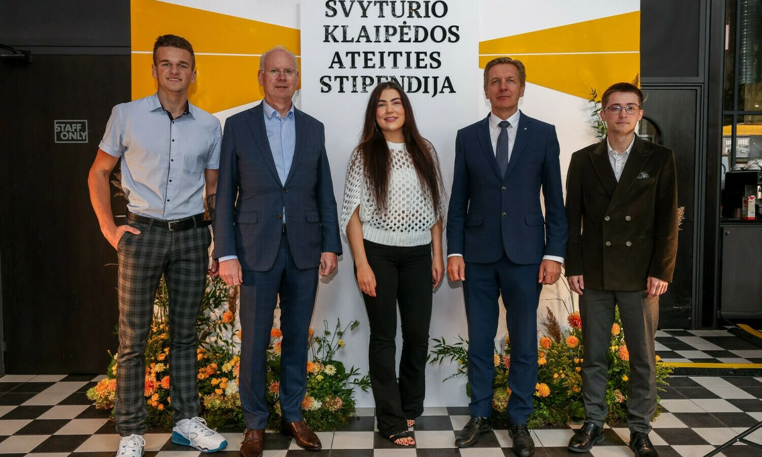 Šių metų „Švyturio Klaipėdos ateities stipendijos“ nugalėtoja violončelininkė Kornelija Kupšytė  (centre) su konkurso finalininkais ir komisijos nariais -  Klaipėdos miesto meru Arvydu Vaitkumi bei „Švyturio-Utenos alaus“ vadovu Rolandu Viršilu.