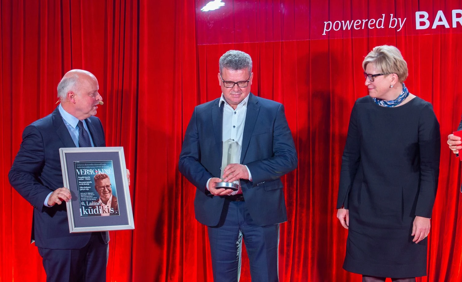 „Metų CEO 2021“ apdovanojimų ceremonija. Iš kairės: Rolandas Barysas, „Verslo žinių“ vyr. redaktorius, Algimantas Markauskas, UAB „Thermo Fisher Scientific Baltics“ generalinis direktorius, Ingrida Šimonytė, premjerė. Juditos Grigelytės (VŽ) nuotr.