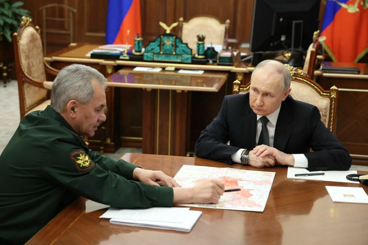 Sergejus Šoigu, Rusijos gynybos ministras, ir karo nusikaltimais kaltinamas Rusijos diktatorius Vladimiras Putinas. Alexanderio Kazakovo (AFP/„Scanpix“) nuotr.