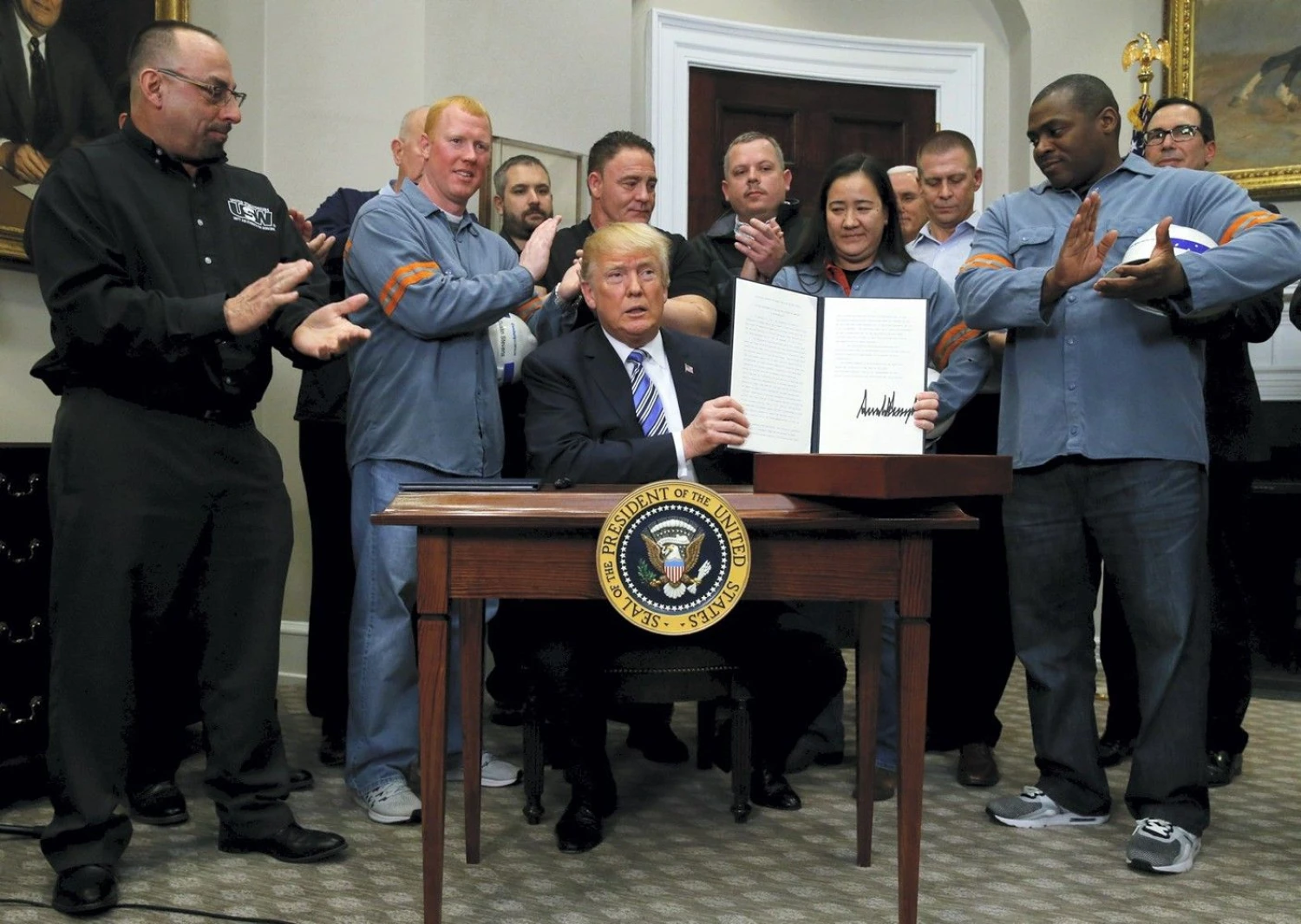 Donaldas Trumpas su aliuminio ir plieno pramonės darbuotojais. Leah Millis (Reuters / Scanpix) nuotr.