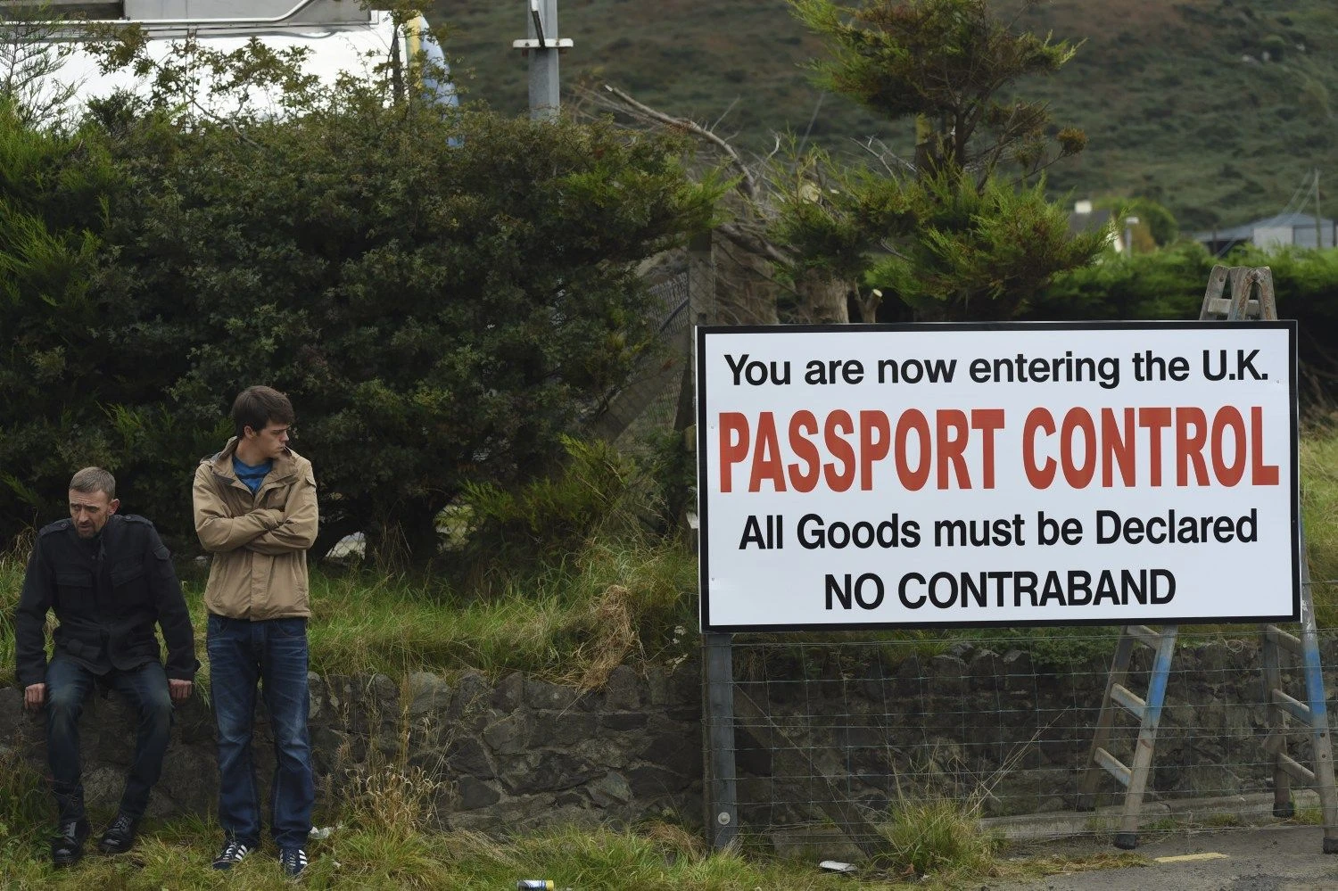 Prieš „Brexit“ protestuojantys airiai prie sienos su Šiaurės Airija. Clodagh Kilcoyne („Reuters“ / „Scanpix“) nuotr.