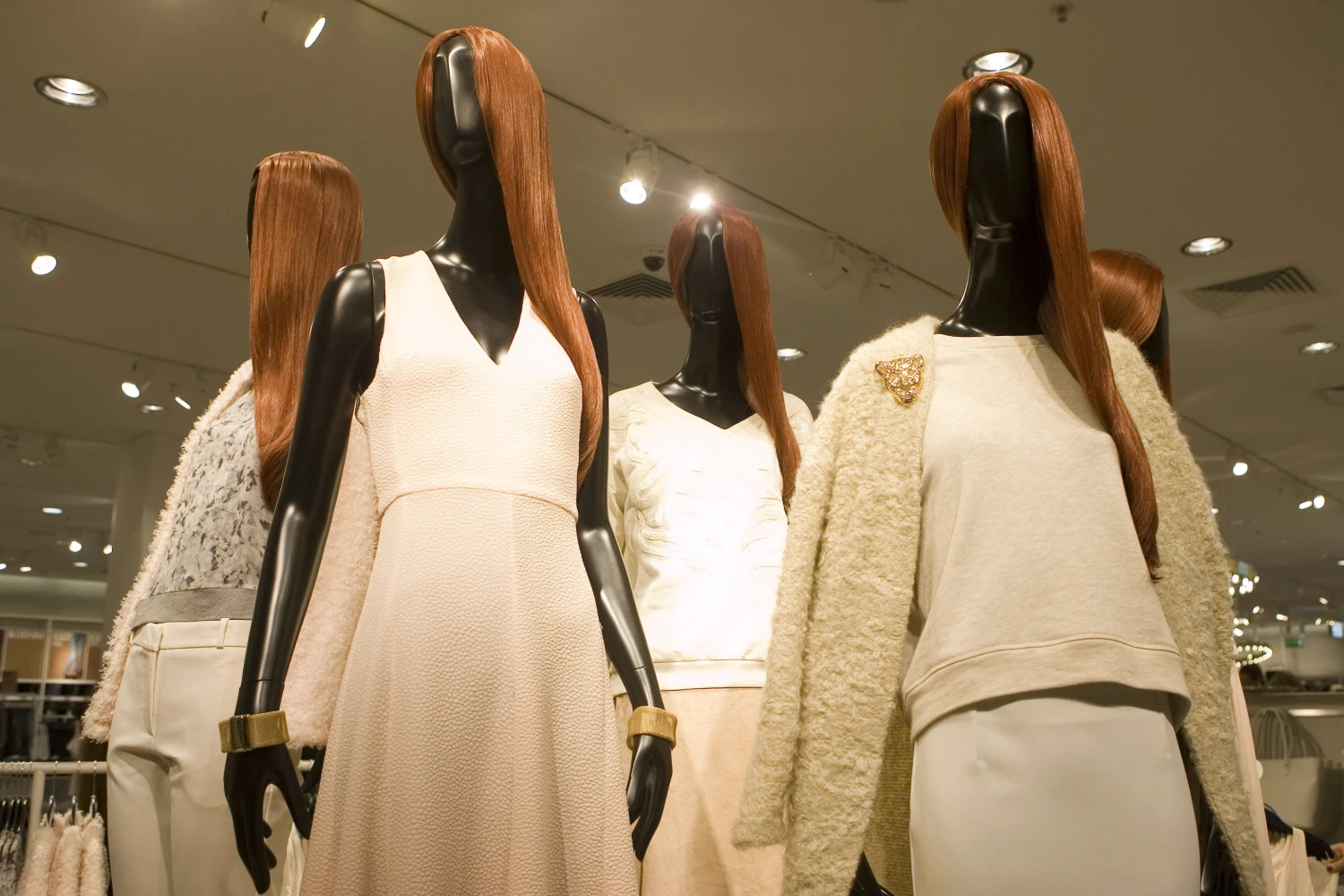 Drabužių pardavimus šiemet paveikė euro įvedimas, geopolitinė įtampa ir net sezonui nepalankūs orai, todėl pasiekti praėjusių metų pardavimo augimą daugeliui bendrovių šiemet gali ir nepavykti. Juditos Grigelytės (VŽ) nuotr. 